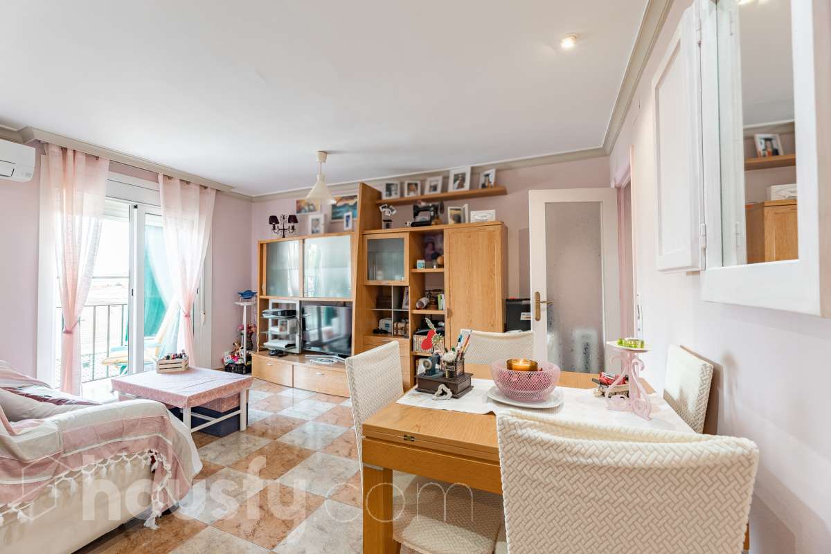 Housfy vende 🏡 luminoso piso ubicado en Rubí, el cuál consta de 79m2 útiles (verificados con la Dirección General de Catastro). Construido en el año: 1971. Te presentamos esta acogedora vivienda en Rubí, una opción ideal tanto para quienes buscan su próximo hogar como para aquellos que valoran una buena ubicación y todos los servicios al alcance. La vivienda dispone de un salón-comedor, 2 dormitorios, 1 baño y una cocina equipada, además de un agradable balcón con vistas despejadas, perfecto para disfrutar de luz y amplitud. Originalmente, el piso contaba con 3 habitaciones, por lo que ofrece la posibilidad de recuperar esta distribución en función de las necesidades del nuevo propietario. Entre sus principales características encontramos ascensor, aire acondicionado y calefacción, aportando comodidad durante todo el año. La ubicación es otro de sus puntos fuertes: se encuentra en Rubí, cerca de transporte público, colegios, supermercados y farmacias, con todo lo necesario para el día a día a pocos minutos. Una vivienda cómoda, bien comunicada y con posibilidades de adaptar su distribución a tus necesidades. Distribución de estancias -Salón-comedor -2 Dormitorios -1 Baño -Cocina equipada Características específicas -Ascensor -Aire acondicionado -Calefacción -Balcón Zona y entorno Respecto a la ubicación, se sitúa en Rubí, municipio de Barcelona. Esta propiedad se encuentra cerca de transporte público, colegios, supermercados y farmacias. Aviso legal El precio de venta no incluye gastos de la compraventa como notaría, registro, impuestos, ni tampoco honorarios agencia. Esta publicación no es vinculante. Consulta siempre la nota simple con Housfy antes de formalizar la compraventa. Sobre nosotros Housfy es la plataforma integral de servicios inmobiliarios. Nuestra combinación de expertos y tecnología pone al alcance de todo el mundo servicios cómodos, claros y seguros. AICAT número: 7922. Nos encargamos de la gestión y asesoramiento de la compra. ¡Olvídate de todo! Hacemos los trámites por ti. Y, si además necesitas financiación, ponemos a tu disposición un bróker hipotecario para ayudarte a conseguir las mejores condiciones para tu perfil económico. ¿Quieres visitarla? Contacta con Housfy y agenda tu visita sin compromiso. Más información en: housfy.com En cumplimiento de la Ley 8/2026 en Cataluña, el certificado de presencia o ausencia de amianto se encuentra en proceso de tramitación.-5