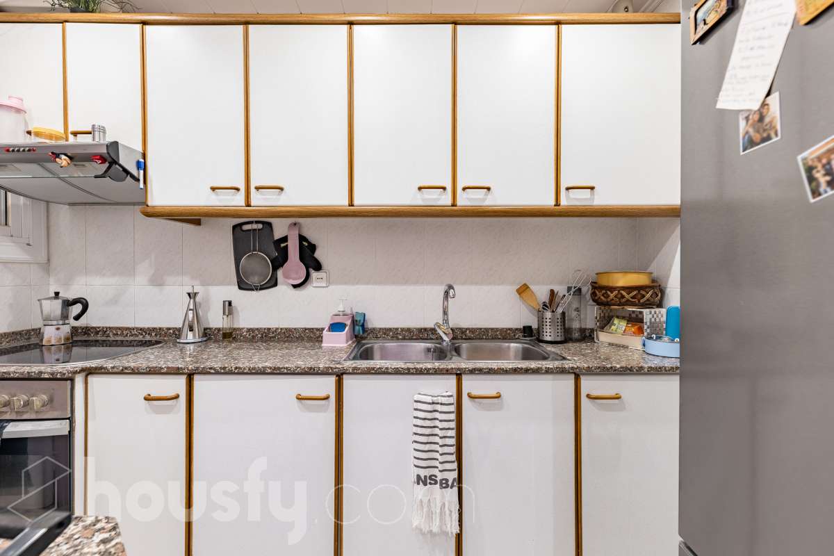 Housfy vende 🏡 luminoso piso ubicado en Rubí, el cuál consta de 79m2 útiles (verificados con la Dirección General de Catastro). Construido en el año: 1971. Te presentamos esta acogedora vivienda en Rubí, una opción ideal tanto para quienes buscan su próximo hogar como para aquellos que valoran una buena ubicación y todos los servicios al alcance. La vivienda dispone de un salón-comedor, 2 dormitorios, 1 baño y una cocina equipada, además de un agradable balcón con vistas despejadas, perfecto para disfrutar de luz y amplitud. Originalmente, el piso contaba con 3 habitaciones, por lo que ofrece la posibilidad de recuperar esta distribución en función de las necesidades del nuevo propietario. Entre sus principales características encontramos ascensor, aire acondicionado y calefacción, aportando comodidad durante todo el año. La ubicación es otro de sus puntos fuertes: se encuentra en Rubí, cerca de transporte público, colegios, supermercados y farmacias, con todo lo necesario para el día a día a pocos minutos. Una vivienda cómoda, bien comunicada y con posibilidades de adaptar su distribución a tus necesidades. Distribución de estancias -Salón-comedor -2 Dormitorios -1 Baño -Cocina equipada Características específicas -Ascensor -Aire acondicionado -Calefacción -Balcón Zona y entorno Respecto a la ubicación, se sitúa en Rubí, municipio de Barcelona. Esta propiedad se encuentra cerca de transporte público, colegios, supermercados y farmacias. Aviso legal El precio de venta no incluye gastos de la compraventa como notaría, registro, impuestos, ni tampoco honorarios agencia. Esta publicación no es vinculante. Consulta siempre la nota simple con Housfy antes de formalizar la compraventa. Sobre nosotros Housfy es la plataforma integral de servicios inmobiliarios. Nuestra combinación de expertos y tecnología pone al alcance de todo el mundo servicios cómodos, claros y seguros. AICAT número: 7922. Nos encargamos de la gestión y asesoramiento de la compra. ¡Olvídate de todo! Hacemos los trámites por ti. Y, si además necesitas financiación, ponemos a tu disposición un bróker hipotecario para ayudarte a conseguir las mejores condiciones para tu perfil económico. ¿Quieres visitarla? Contacta con Housfy y agenda tu visita sin compromiso. Más información en: housfy.com En cumplimiento de la Ley 8/2026 en Cataluña, el certificado de presencia o ausencia de amianto se encuentra en proceso de tramitación.-20