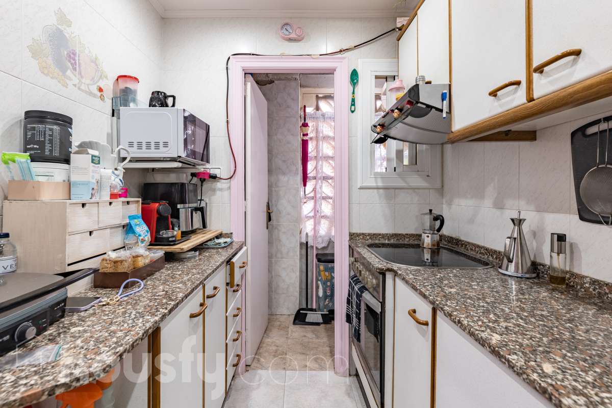 Housfy vende 🏡 luminoso piso ubicado en Rubí, el cuál consta de 79m2 útiles (verificados con la Dirección General de Catastro). Construido en el año: 1971. Te presentamos esta acogedora vivienda en Rubí, una opción ideal tanto para quienes buscan su próximo hogar como para aquellos que valoran una buena ubicación y todos los servicios al alcance. La vivienda dispone de un salón-comedor, 2 dormitorios, 1 baño y una cocina equipada, además de un agradable balcón con vistas despejadas, perfecto para disfrutar de luz y amplitud. Originalmente, el piso contaba con 3 habitaciones, por lo que ofrece la posibilidad de recuperar esta distribución en función de las necesidades del nuevo propietario. Entre sus principales características encontramos ascensor, aire acondicionado y calefacción, aportando comodidad durante todo el año. La ubicación es otro de sus puntos fuertes: se encuentra en Rubí, cerca de transporte público, colegios, supermercados y farmacias, con todo lo necesario para el día a día a pocos minutos. Una vivienda cómoda, bien comunicada y con posibilidades de adaptar su distribución a tus necesidades. Distribución de estancias -Salón-comedor -2 Dormitorios -1 Baño -Cocina equipada Características específicas -Ascensor -Aire acondicionado -Calefacción -Balcón Zona y entorno Respecto a la ubicación, se sitúa en Rubí, municipio de Barcelona. Esta propiedad se encuentra cerca de transporte público, colegios, supermercados y farmacias. Aviso legal El precio de venta no incluye gastos de la compraventa como notaría, registro, impuestos, ni tampoco honorarios agencia. Esta publicación no es vinculante. Consulta siempre la nota simple con Housfy antes de formalizar la compraventa. Sobre nosotros Housfy es la plataforma integral de servicios inmobiliarios. Nuestra combinación de expertos y tecnología pone al alcance de todo el mundo servicios cómodos, claros y seguros. AICAT número: 7922. Nos encargamos de la gestión y asesoramiento de la compra. ¡Olvídate de todo! Hacemos los trámites por ti. Y, si además necesitas financiación, ponemos a tu disposición un bróker hipotecario para ayudarte a conseguir las mejores condiciones para tu perfil económico. ¿Quieres visitarla? Contacta con Housfy y agenda tu visita sin compromiso. Más información en: housfy.com En cumplimiento de la Ley 8/2026 en Cataluña, el certificado de presencia o ausencia de amianto se encuentra en proceso de tramitación.-18
