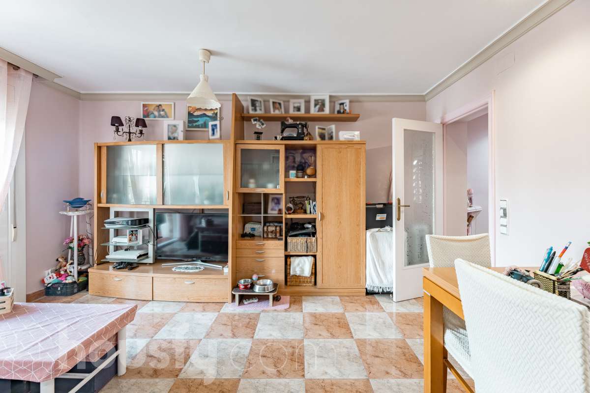 Housfy vende 🏡 luminoso piso ubicado en Rubí, el cuál consta de 79m2 útiles (verificados con la Dirección General de Catastro). Construido en el año: 1971. Te presentamos esta acogedora vivienda en Rubí, una opción ideal tanto para quienes buscan su próximo hogar como para aquellos que valoran una buena ubicación y todos los servicios al alcance. La vivienda dispone de un salón-comedor, 2 dormitorios, 1 baño y una cocina equipada, además de un agradable balcón con vistas despejadas, perfecto para disfrutar de luz y amplitud. Originalmente, el piso contaba con 3 habitaciones, por lo que ofrece la posibilidad de recuperar esta distribución en función de las necesidades del nuevo propietario. Entre sus principales características encontramos ascensor, aire acondicionado y calefacción, aportando comodidad durante todo el año. La ubicación es otro de sus puntos fuertes: se encuentra en Rubí, cerca de transporte público, colegios, supermercados y farmacias, con todo lo necesario para el día a día a pocos minutos. Una vivienda cómoda, bien comunicada y con posibilidades de adaptar su distribución a tus necesidades. Distribución de estancias -Salón-comedor -2 Dormitorios -1 Baño -Cocina equipada Características específicas -Ascensor -Aire acondicionado -Calefacción -Balcón Zona y entorno Respecto a la ubicación, se sitúa en Rubí, municipio de Barcelona. Esta propiedad se encuentra cerca de transporte público, colegios, supermercados y farmacias. Aviso legal El precio de venta no incluye gastos de la compraventa como notaría, registro, impuestos, ni tampoco honorarios agencia. Esta publicación no es vinculante. Consulta siempre la nota simple con Housfy antes de formalizar la compraventa. Sobre nosotros Housfy es la plataforma integral de servicios inmobiliarios. Nuestra combinación de expertos y tecnología pone al alcance de todo el mundo servicios cómodos, claros y seguros. AICAT número: 7922. Nos encargamos de la gestión y asesoramiento de la compra. ¡Olvídate de todo! Hacemos los trámites por ti. Y, si además necesitas financiación, ponemos a tu disposición un bróker hipotecario para ayudarte a conseguir las mejores condiciones para tu perfil económico. ¿Quieres visitarla? Contacta con Housfy y agenda tu visita sin compromiso. Más información en: housfy.com En cumplimiento de la Ley 8/2026 en Cataluña, el certificado de presencia o ausencia de amianto se encuentra en proceso de tramitación.-3