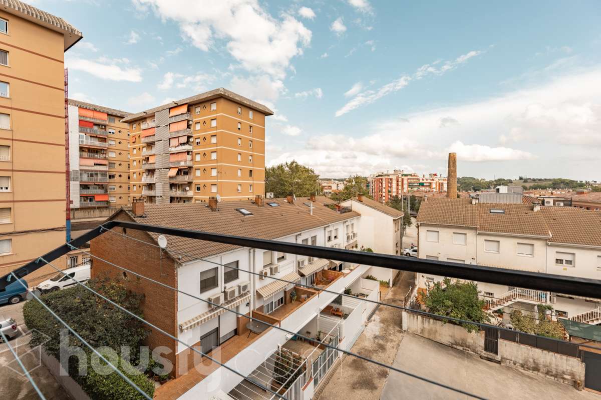Housfy vende 🏡 luminoso piso ubicado en Rubí, el cuál consta de 79m2 útiles (verificados con la Dirección General de Catastro). Construido en el año: 1971. Te presentamos esta acogedora vivienda en Rubí, una opción ideal tanto para quienes buscan su próximo hogar como para aquellos que valoran una buena ubicación y todos los servicios al alcance. La vivienda dispone de un salón-comedor, 2 dormitorios, 1 baño y una cocina equipada, además de un agradable balcón con vistas despejadas, perfecto para disfrutar de luz y amplitud. Originalmente, el piso contaba con 3 habitaciones, por lo que ofrece la posibilidad de recuperar esta distribución en función de las necesidades del nuevo propietario. Entre sus principales características encontramos ascensor, aire acondicionado y calefacción, aportando comodidad durante todo el año. La ubicación es otro de sus puntos fuertes: se encuentra en Rubí, cerca de transporte público, colegios, supermercados y farmacias, con todo lo necesario para el día a día a pocos minutos. Una vivienda cómoda, bien comunicada y con posibilidades de adaptar su distribución a tus necesidades. Distribución de estancias -Salón-comedor -2 Dormitorios -1 Baño -Cocina equipada Características específicas -Ascensor -Aire acondicionado -Calefacción -Balcón Zona y entorno Respecto a la ubicación, se sitúa en Rubí, municipio de Barcelona. Esta propiedad se encuentra cerca de transporte público, colegios, supermercados y farmacias. Aviso legal El precio de venta no incluye gastos de la compraventa como notaría, registro, impuestos, ni tampoco honorarios agencia. Esta publicación no es vinculante. Consulta siempre la nota simple con Housfy antes de formalizar la compraventa. Sobre nosotros Housfy es la plataforma integral de servicios inmobiliarios. Nuestra combinación de expertos y tecnología pone al alcance de todo el mundo servicios cómodos, claros y seguros. AICAT número: 7922. Nos encargamos de la gestión y asesoramiento de la compra. ¡Olvídate de todo! Hacemos los trámites por ti. Y, si además necesitas financiación, ponemos a tu disposición un bróker hipotecario para ayudarte a conseguir las mejores condiciones para tu perfil económico. ¿Quieres visitarla? Contacta con Housfy y agenda tu visita sin compromiso. Más información en: housfy.com En cumplimiento de la Ley 8/2026 en Cataluña, el certificado de presencia o ausencia de amianto se encuentra en proceso de tramitación.-33