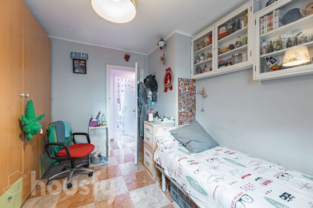 Housfy vende 🏡 luminoso piso ubicado en Rubí, el cuál consta de 79m2 útiles (verificados con la Dirección General de Catastro). Construido en el año: 1971. Te presentamos esta acogedora vivienda en Rubí, una opción ideal tanto para quienes buscan su próximo hogar como para aquellos que valoran una buena ubicación y todos los servicios al alcance. La vivienda dispone de un salón-comedor, 2 dormitorios, 1 baño y una cocina equipada, además de un agradable balcón con vistas despejadas, perfecto para disfrutar de luz y amplitud. Originalmente, el piso contaba con 3 habitaciones, por lo que ofrece la posibilidad de recuperar esta distribución en función de las necesidades del nuevo propietario. Entre sus principales características encontramos ascensor, aire acondicionado y calefacción, aportando comodidad durante todo el año. La ubicación es otro de sus puntos fuertes: se encuentra en Rubí, cerca de transporte público, colegios, supermercados y farmacias, con todo lo necesario para el día a día a pocos minutos. Una vivienda cómoda, bien comunicada y con posibilidades de adaptar su distribución a tus necesidades. Distribución de estancias -Salón-comedor -2 Dormitorios -1 Baño -Cocina equipada Características específicas -Ascensor -Aire acondicionado -Calefacción -Balcón Zona y entorno Respecto a la ubicación, se sitúa en Rubí, municipio de Barcelona. Esta propiedad se encuentra cerca de transporte público, colegios, supermercados y farmacias. Aviso legal El precio de venta no incluye gastos de la compraventa como notaría, registro, impuestos, ni tampoco honorarios agencia. Esta publicación no es vinculante. Consulta siempre la nota simple con Housfy antes de formalizar la compraventa. Sobre nosotros Housfy es la plataforma integral de servicios inmobiliarios. Nuestra combinación de expertos y tecnología pone al alcance de todo el mundo servicios cómodos, claros y seguros. AICAT número: 7922. Nos encargamos de la gestión y asesoramiento de la compra. ¡Olvídate de todo! Hacemos los trámites por ti. Y, si además necesitas financiación, ponemos a tu disposición un bróker hipotecario para ayudarte a conseguir las mejores condiciones para tu perfil económico. ¿Quieres visitarla? Contacta con Housfy y agenda tu visita sin compromiso. Más información en: housfy.com En cumplimiento de la Ley 8/2026 en Cataluña, el certificado de presencia o ausencia de amianto se encuentra en proceso de tramitación.-8