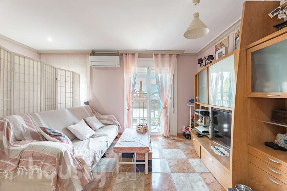Housfy vende 🏡 luminoso piso ubicado en Rubí, el cuál consta de 79m2 útiles (verificados con la Dirección General de Catastro). Construido en el año: 1971. Te presentamos esta acogedora vivienda en Rubí, una opción ideal tanto para quienes buscan su próximo hogar como para aquellos que valoran una buena ubicación y todos los servicios al alcance. La vivienda dispone de un salón-comedor, 2 dormitorios, 1 baño y una cocina equipada, además de un agradable balcón con vistas despejadas, perfecto para disfrutar de luz y amplitud. Originalmente, el piso contaba con 3 habitaciones, por lo que ofrece la posibilidad de recuperar esta distribución en función de las necesidades del nuevo propietario. Entre sus principales características encontramos ascensor, aire acondicionado y calefacción, aportando comodidad durante todo el año. La ubicación es otro de sus puntos fuertes: se encuentra en Rubí, cerca de transporte público, colegios, supermercados y farmacias, con todo lo necesario para el día a día a pocos minutos. Una vivienda cómoda, bien comunicada y con posibilidades de adaptar su distribución a tus necesidades. Distribución de estancias -Salón-comedor -2 Dormitorios -1 Baño -Cocina equipada Características específicas -Ascensor -Aire acondicionado -Calefacción -Balcón Zona y entorno Respecto a la ubicación, se sitúa en Rubí, municipio de Barcelona. Esta propiedad se encuentra cerca de transporte público, colegios, supermercados y farmacias. Aviso legal El precio de venta no incluye gastos de la compraventa como notaría, registro, impuestos, ni tampoco honorarios agencia. Esta publicación no es vinculante. Consulta siempre la nota simple con Housfy antes de formalizar la compraventa. Sobre nosotros Housfy es la plataforma integral de servicios inmobiliarios. Nuestra combinación de expertos y tecnología pone al alcance de todo el mundo servicios cómodos, claros y seguros. AICAT número: 7922. Nos encargamos de la gestión y asesoramiento de la compra. ¡Olvídate de todo! Hacemos los trámites por ti. Y, si además necesitas financiación, ponemos a tu disposición un bróker hipotecario para ayudarte a conseguir las mejores condiciones para tu perfil económico. ¿Quieres visitarla? Contacta con Housfy y agenda tu visita sin compromiso. Más información en: housfy.com En cumplimiento de la Ley 8/2026 en Cataluña, el certificado de presencia o ausencia de amianto se encuentra en proceso de tramitación.-6