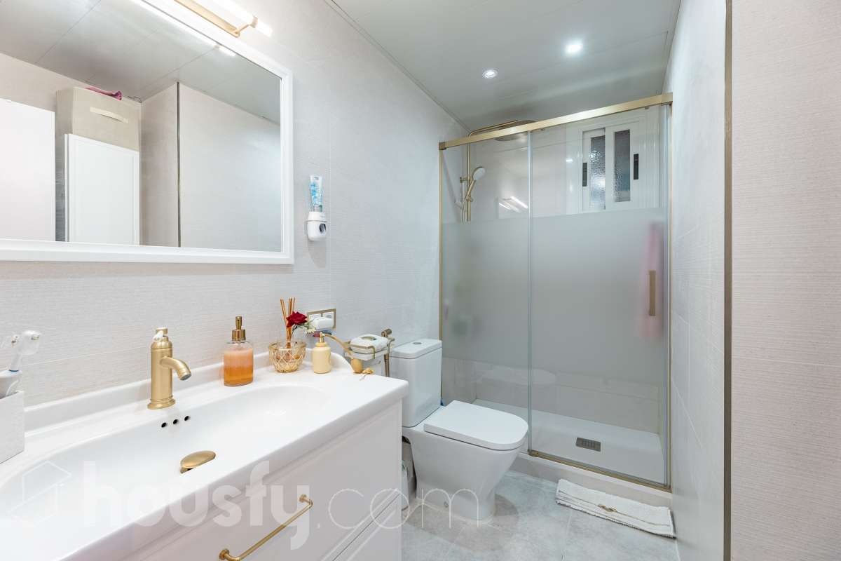 Housfy vende 🏡 luminoso piso ubicado en Rubí, el cuál consta de 79m2 útiles (verificados con la Dirección General de Catastro). Construido en el año: 1971. Te presentamos esta acogedora vivienda en Rubí, una opción ideal tanto para quienes buscan su próximo hogar como para aquellos que valoran una buena ubicación y todos los servicios al alcance. La vivienda dispone de un salón-comedor, 2 dormitorios, 1 baño y una cocina equipada, además de un agradable balcón con vistas despejadas, perfecto para disfrutar de luz y amplitud. Originalmente, el piso contaba con 3 habitaciones, por lo que ofrece la posibilidad de recuperar esta distribución en función de las necesidades del nuevo propietario. Entre sus principales características encontramos ascensor, aire acondicionado y calefacción, aportando comodidad durante todo el año. La ubicación es otro de sus puntos fuertes: se encuentra en Rubí, cerca de transporte público, colegios, supermercados y farmacias, con todo lo necesario para el día a día a pocos minutos. Una vivienda cómoda, bien comunicada y con posibilidades de adaptar su distribución a tus necesidades. Distribución de estancias -Salón-comedor -2 Dormitorios -1 Baño -Cocina equipada Características específicas -Ascensor -Aire acondicionado -Calefacción -Balcón Zona y entorno Respecto a la ubicación, se sitúa en Rubí, municipio de Barcelona. Esta propiedad se encuentra cerca de transporte público, colegios, supermercados y farmacias. Aviso legal El precio de venta no incluye gastos de la compraventa como notaría, registro, impuestos, ni tampoco honorarios agencia. Esta publicación no es vinculante. Consulta siempre la nota simple con Housfy antes de formalizar la compraventa. Sobre nosotros Housfy es la plataforma integral de servicios inmobiliarios. Nuestra combinación de expertos y tecnología pone al alcance de todo el mundo servicios cómodos, claros y seguros. AICAT número: 7922. Nos encargamos de la gestión y asesoramiento de la compra. ¡Olvídate de todo! Hacemos los trámites por ti. Y, si además necesitas financiación, ponemos a tu disposición un bróker hipotecario para ayudarte a conseguir las mejores condiciones para tu perfil económico. ¿Quieres visitarla? Contacta con Housfy y agenda tu visita sin compromiso. Más información en: housfy.com En cumplimiento de la Ley 8/2026 en Cataluña, el certificado de presencia o ausencia de amianto se encuentra en proceso de tramitación.-22