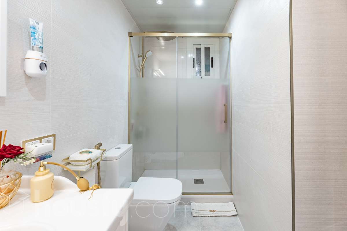 Housfy vende 🏡 luminoso piso ubicado en Rubí, el cuál consta de 79m2 útiles (verificados con la Dirección General de Catastro). Construido en el año: 1971. Te presentamos esta acogedora vivienda en Rubí, una opción ideal tanto para quienes buscan su próximo hogar como para aquellos que valoran una buena ubicación y todos los servicios al alcance. La vivienda dispone de un salón-comedor, 2 dormitorios, 1 baño y una cocina equipada, además de un agradable balcón con vistas despejadas, perfecto para disfrutar de luz y amplitud. Originalmente, el piso contaba con 3 habitaciones, por lo que ofrece la posibilidad de recuperar esta distribución en función de las necesidades del nuevo propietario. Entre sus principales características encontramos ascensor, aire acondicionado y calefacción, aportando comodidad durante todo el año. La ubicación es otro de sus puntos fuertes: se encuentra en Rubí, cerca de transporte público, colegios, supermercados y farmacias, con todo lo necesario para el día a día a pocos minutos. Una vivienda cómoda, bien comunicada y con posibilidades de adaptar su distribución a tus necesidades. Distribución de estancias -Salón-comedor -2 Dormitorios -1 Baño -Cocina equipada Características específicas -Ascensor -Aire acondicionado -Calefacción -Balcón Zona y entorno Respecto a la ubicación, se sitúa en Rubí, municipio de Barcelona. Esta propiedad se encuentra cerca de transporte público, colegios, supermercados y farmacias. Aviso legal El precio de venta no incluye gastos de la compraventa como notaría, registro, impuestos, ni tampoco honorarios agencia. Esta publicación no es vinculante. Consulta siempre la nota simple con Housfy antes de formalizar la compraventa. Sobre nosotros Housfy es la plataforma integral de servicios inmobiliarios. Nuestra combinación de expertos y tecnología pone al alcance de todo el mundo servicios cómodos, claros y seguros. AICAT número: 7922. Nos encargamos de la gestión y asesoramiento de la compra. ¡Olvídate de todo! Hacemos los trámites por ti. Y, si además necesitas financiación, ponemos a tu disposición un bróker hipotecario para ayudarte a conseguir las mejores condiciones para tu perfil económico. ¿Quieres visitarla? Contacta con Housfy y agenda tu visita sin compromiso. Más información en: housfy.com En cumplimiento de la Ley 8/2026 en Cataluña, el certificado de presencia o ausencia de amianto se encuentra en proceso de tramitación.-23
