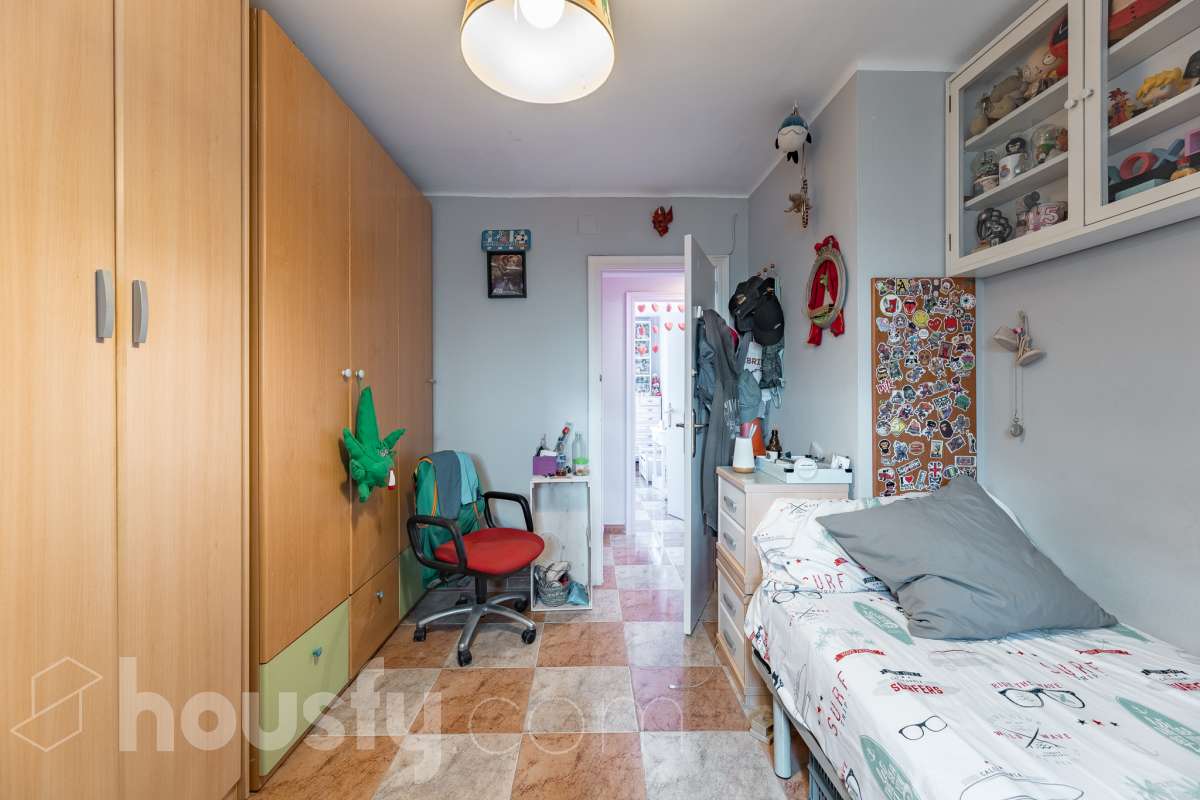 Housfy vende 🏡 luminoso piso ubicado en Rubí, el cuál consta de 79m2 útiles (verificados con la Dirección General de Catastro). Construido en el año: 1971. Te presentamos esta acogedora vivienda en Rubí, una opción ideal tanto para quienes buscan su próximo hogar como para aquellos que valoran una buena ubicación y todos los servicios al alcance. La vivienda dispone de un salón-comedor, 2 dormitorios, 1 baño y una cocina equipada, además de un agradable balcón con vistas despejadas, perfecto para disfrutar de luz y amplitud. Originalmente, el piso contaba con 3 habitaciones, por lo que ofrece la posibilidad de recuperar esta distribución en función de las necesidades del nuevo propietario. Entre sus principales características encontramos ascensor, aire acondicionado y calefacción, aportando comodidad durante todo el año. La ubicación es otro de sus puntos fuertes: se encuentra en Rubí, cerca de transporte público, colegios, supermercados y farmacias, con todo lo necesario para el día a día a pocos minutos. Una vivienda cómoda, bien comunicada y con posibilidades de adaptar su distribución a tus necesidades. Distribución de estancias -Salón-comedor -2 Dormitorios -1 Baño -Cocina equipada Características específicas -Ascensor -Aire acondicionado -Calefacción -Balcón Zona y entorno Respecto a la ubicación, se sitúa en Rubí, municipio de Barcelona. Esta propiedad se encuentra cerca de transporte público, colegios, supermercados y farmacias. Aviso legal El precio de venta no incluye gastos de la compraventa como notaría, registro, impuestos, ni tampoco honorarios agencia. Esta publicación no es vinculante. Consulta siempre la nota simple con Housfy antes de formalizar la compraventa. Sobre nosotros Housfy es la plataforma integral de servicios inmobiliarios. Nuestra combinación de expertos y tecnología pone al alcance de todo el mundo servicios cómodos, claros y seguros. AICAT número: 7922. Nos encargamos de la gestión y asesoramiento de la compra. ¡Olvídate de todo! Hacemos los trámites por ti. Y, si además necesitas financiación, ponemos a tu disposición un bróker hipotecario para ayudarte a conseguir las mejores condiciones para tu perfil económico. ¿Quieres visitarla? Contacta con Housfy y agenda tu visita sin compromiso. Más información en: housfy.com En cumplimiento de la Ley 8/2026 en Cataluña, el certificado de presencia o ausencia de amianto se encuentra en proceso de tramitación.-7