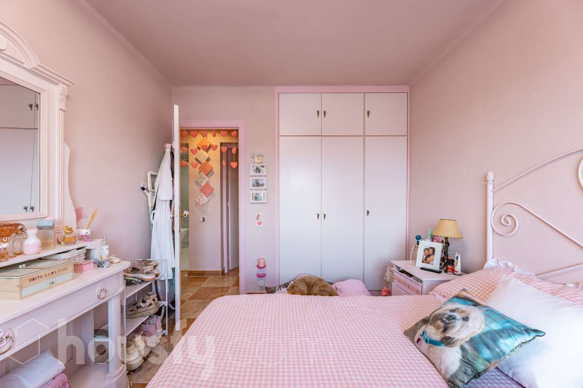 Housfy vende 🏡 luminoso piso ubicado en Rubí, el cuál consta de 79m2 útiles (verificados con la Dirección General de Catastro). Construido en el año: 1971. Te presentamos esta acogedora vivienda en Rubí, una opción ideal tanto para quienes buscan su próximo hogar como para aquellos que valoran una buena ubicación y todos los servicios al alcance. La vivienda dispone de un salón-comedor, 2 dormitorios, 1 baño y una cocina equipada, además de un agradable balcón con vistas despejadas, perfecto para disfrutar de luz y amplitud. Originalmente, el piso contaba con 3 habitaciones, por lo que ofrece la posibilidad de recuperar esta distribución en función de las necesidades del nuevo propietario. Entre sus principales características encontramos ascensor, aire acondicionado y calefacción, aportando comodidad durante todo el año. La ubicación es otro de sus puntos fuertes: se encuentra en Rubí, cerca de transporte público, colegios, supermercados y farmacias, con todo lo necesario para el día a día a pocos minutos. Una vivienda cómoda, bien comunicada y con posibilidades de adaptar su distribución a tus necesidades. Distribución de estancias -Salón-comedor -2 Dormitorios -1 Baño -Cocina equipada Características específicas -Ascensor -Aire acondicionado -Calefacción -Balcón Zona y entorno Respecto a la ubicación, se sitúa en Rubí, municipio de Barcelona. Esta propiedad se encuentra cerca de transporte público, colegios, supermercados y farmacias. Aviso legal El precio de venta no incluye gastos de la compraventa como notaría, registro, impuestos, ni tampoco honorarios agencia. Esta publicación no es vinculante. Consulta siempre la nota simple con Housfy antes de formalizar la compraventa. Sobre nosotros Housfy es la plataforma integral de servicios inmobiliarios. Nuestra combinación de expertos y tecnología pone al alcance de todo el mundo servicios cómodos, claros y seguros. AICAT número: 7922. Nos encargamos de la gestión y asesoramiento de la compra. ¡Olvídate de todo! Hacemos los trámites por ti. Y, si además necesitas financiación, ponemos a tu disposición un bróker hipotecario para ayudarte a conseguir las mejores condiciones para tu perfil económico. ¿Quieres visitarla? Contacta con Housfy y agenda tu visita sin compromiso. Más información en: housfy.com En cumplimiento de la Ley 8/2026 en Cataluña, el certificado de presencia o ausencia de amianto se encuentra en proceso de tramitación.-12