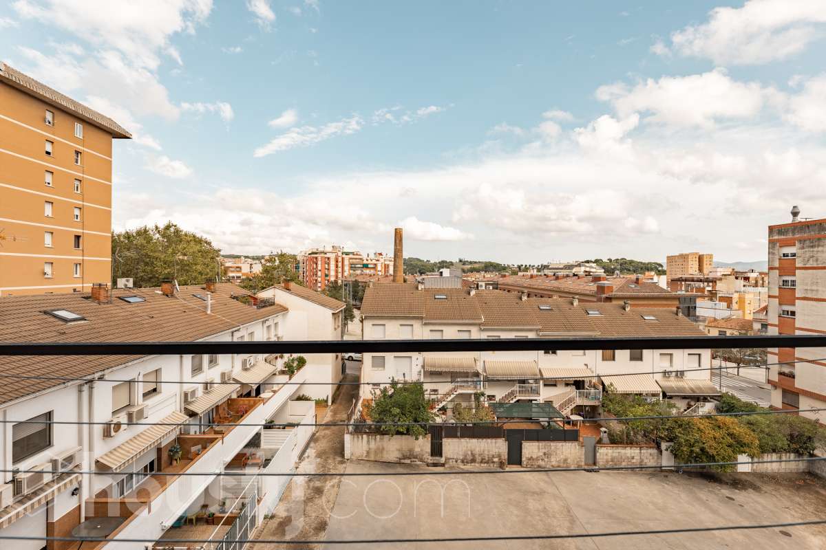 Housfy vende 🏡 luminoso piso ubicado en Rubí, el cuál consta de 79m2 útiles (verificados con la Dirección General de Catastro). Construido en el año: 1971. Te presentamos esta acogedora vivienda en Rubí, una opción ideal tanto para quienes buscan su próximo hogar como para aquellos que valoran una buena ubicación y todos los servicios al alcance. La vivienda dispone de un salón-comedor, 2 dormitorios, 1 baño y una cocina equipada, además de un agradable balcón con vistas despejadas, perfecto para disfrutar de luz y amplitud. Originalmente, el piso contaba con 3 habitaciones, por lo que ofrece la posibilidad de recuperar esta distribución en función de las necesidades del nuevo propietario. Entre sus principales características encontramos ascensor, aire acondicionado y calefacción, aportando comodidad durante todo el año. La ubicación es otro de sus puntos fuertes: se encuentra en Rubí, cerca de transporte público, colegios, supermercados y farmacias, con todo lo necesario para el día a día a pocos minutos. Una vivienda cómoda, bien comunicada y con posibilidades de adaptar su distribución a tus necesidades. Distribución de estancias -Salón-comedor -2 Dormitorios -1 Baño -Cocina equipada Características específicas -Ascensor -Aire acondicionado -Calefacción -Balcón Zona y entorno Respecto a la ubicación, se sitúa en Rubí, municipio de Barcelona. Esta propiedad se encuentra cerca de transporte público, colegios, supermercados y farmacias. Aviso legal El precio de venta no incluye gastos de la compraventa como notaría, registro, impuestos, ni tampoco honorarios agencia. Esta publicación no es vinculante. Consulta siempre la nota simple con Housfy antes de formalizar la compraventa. Sobre nosotros Housfy es la plataforma integral de servicios inmobiliarios. Nuestra combinación de expertos y tecnología pone al alcance de todo el mundo servicios cómodos, claros y seguros. AICAT número: 7922. Nos encargamos de la gestión y asesoramiento de la compra. ¡Olvídate de todo! Hacemos los trámites por ti. Y, si además necesitas financiación, ponemos a tu disposición un bróker hipotecario para ayudarte a conseguir las mejores condiciones para tu perfil económico. ¿Quieres visitarla? Contacta con Housfy y agenda tu visita sin compromiso. Más información en: housfy.com En cumplimiento de la Ley 8/2026 en Cataluña, el certificado de presencia o ausencia de amianto se encuentra en proceso de tramitación.-35