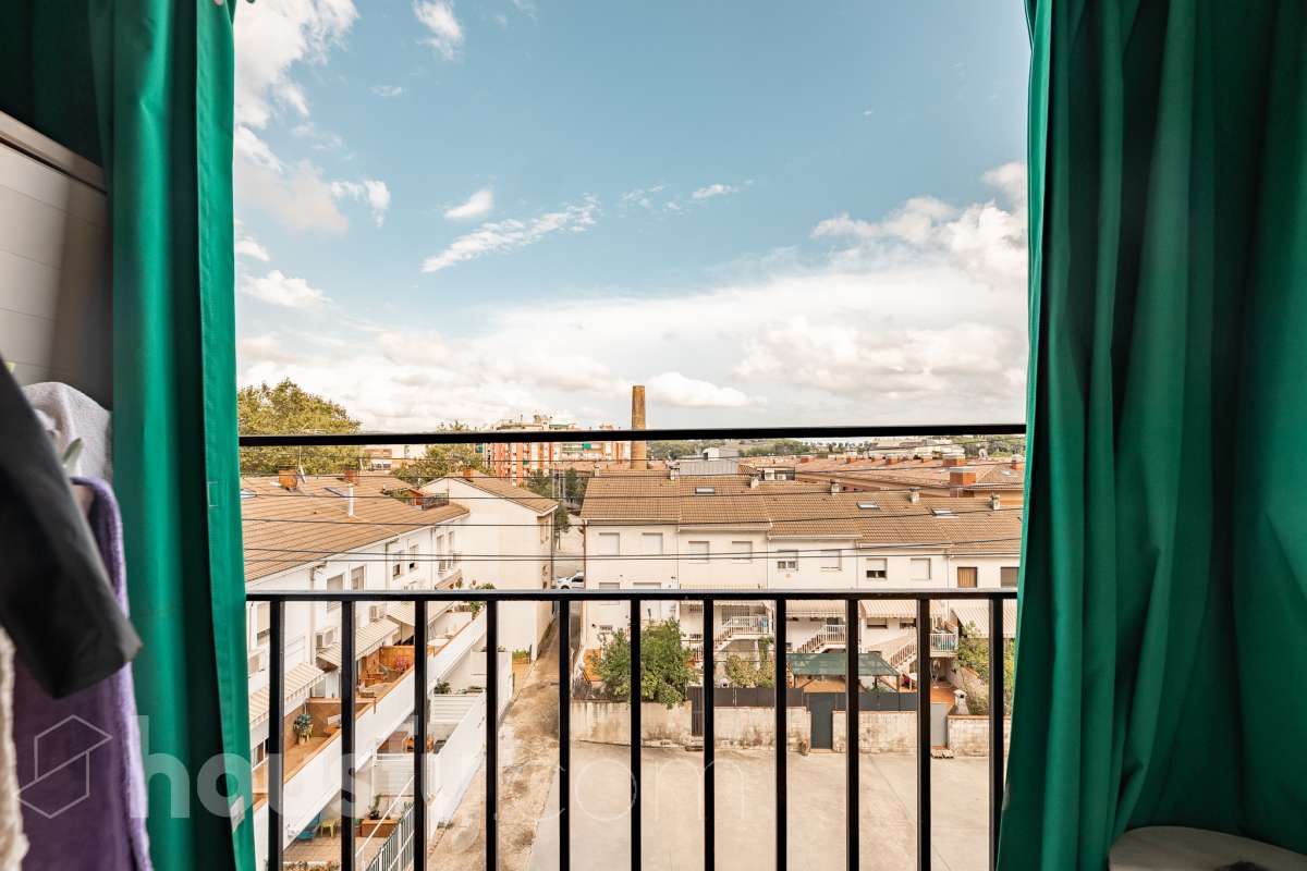 Housfy vende 🏡 luminoso piso ubicado en Rubí, el cuál consta de 79m2 útiles (verificados con la Dirección General de Catastro). Construido en el año: 1971. Te presentamos esta acogedora vivienda en Rubí, una opción ideal tanto para quienes buscan su próximo hogar como para aquellos que valoran una buena ubicación y todos los servicios al alcance. La vivienda dispone de un salón-comedor, 2 dormitorios, 1 baño y una cocina equipada, además de un agradable balcón con vistas despejadas, perfecto para disfrutar de luz y amplitud. Originalmente, el piso contaba con 3 habitaciones, por lo que ofrece la posibilidad de recuperar esta distribución en función de las necesidades del nuevo propietario. Entre sus principales características encontramos ascensor, aire acondicionado y calefacción, aportando comodidad durante todo el año. La ubicación es otro de sus puntos fuertes: se encuentra en Rubí, cerca de transporte público, colegios, supermercados y farmacias, con todo lo necesario para el día a día a pocos minutos. Una vivienda cómoda, bien comunicada y con posibilidades de adaptar su distribución a tus necesidades. Distribución de estancias -Salón-comedor -2 Dormitorios -1 Baño -Cocina equipada Características específicas -Ascensor -Aire acondicionado -Calefacción -Balcón Zona y entorno Respecto a la ubicación, se sitúa en Rubí, municipio de Barcelona. Esta propiedad se encuentra cerca de transporte público, colegios, supermercados y farmacias. Aviso legal El precio de venta no incluye gastos de la compraventa como notaría, registro, impuestos, ni tampoco honorarios agencia. Esta publicación no es vinculante. Consulta siempre la nota simple con Housfy antes de formalizar la compraventa. Sobre nosotros Housfy es la plataforma integral de servicios inmobiliarios. Nuestra combinación de expertos y tecnología pone al alcance de todo el mundo servicios cómodos, claros y seguros. AICAT número: 7922. Nos encargamos de la gestión y asesoramiento de la compra. ¡Olvídate de todo! Hacemos los trámites por ti. Y, si además necesitas financiación, ponemos a tu disposición un bróker hipotecario para ayudarte a conseguir las mejores condiciones para tu perfil económico. ¿Quieres visitarla? Contacta con Housfy y agenda tu visita sin compromiso. Más información en: housfy.com En cumplimiento de la Ley 8/2026 en Cataluña, el certificado de presencia o ausencia de amianto se encuentra en proceso de tramitación.-25