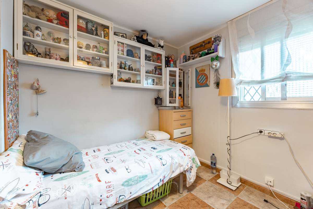Housfy vende 🏡 luminoso piso ubicado en Rubí, el cuál consta de 79m2 útiles (verificados con la Dirección General de Catastro). Construido en el año: 1971. Te presentamos esta acogedora vivienda en Rubí, una opción ideal tanto para quienes buscan su próximo hogar como para aquellos que valoran una buena ubicación y todos los servicios al alcance. La vivienda dispone de un salón-comedor, 2 dormitorios, 1 baño y una cocina equipada, además de un agradable balcón con vistas despejadas, perfecto para disfrutar de luz y amplitud. Originalmente, el piso contaba con 3 habitaciones, por lo que ofrece la posibilidad de recuperar esta distribución en función de las necesidades del nuevo propietario. Entre sus principales características encontramos ascensor, aire acondicionado y calefacción, aportando comodidad durante todo el año. La ubicación es otro de sus puntos fuertes: se encuentra en Rubí, cerca de transporte público, colegios, supermercados y farmacias, con todo lo necesario para el día a día a pocos minutos. Una vivienda cómoda, bien comunicada y con posibilidades de adaptar su distribución a tus necesidades. Distribución de estancias -Salón-comedor -2 Dormitorios -1 Baño -Cocina equipada Características específicas -Ascensor -Aire acondicionado -Calefacción -Balcón Zona y entorno Respecto a la ubicación, se sitúa en Rubí, municipio de Barcelona. Esta propiedad se encuentra cerca de transporte público, colegios, supermercados y farmacias. Aviso legal El precio de venta no incluye gastos de la compraventa como notaría, registro, impuestos, ni tampoco honorarios agencia. Esta publicación no es vinculante. Consulta siempre la nota simple con Housfy antes de formalizar la compraventa. Sobre nosotros Housfy es la plataforma integral de servicios inmobiliarios. Nuestra combinación de expertos y tecnología pone al alcance de todo el mundo servicios cómodos, claros y seguros. AICAT número: 7922. Nos encargamos de la gestión y asesoramiento de la compra. ¡Olvídate de todo! Hacemos los trámites por ti. Y, si además necesitas financiación, ponemos a tu disposición un bróker hipotecario para ayudarte a conseguir las mejores condiciones para tu perfil económico. ¿Quieres visitarla? Contacta con Housfy y agenda tu visita sin compromiso. Más información en: housfy.com En cumplimiento de la Ley 8/2026 en Cataluña, el certificado de presencia o ausencia de amianto se encuentra en proceso de tramitación.-9