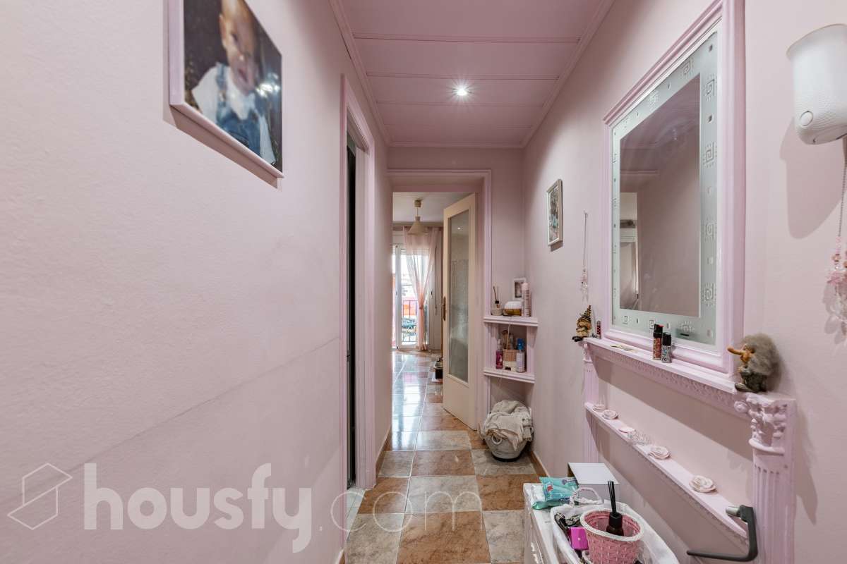 Housfy vende 🏡 luminoso piso ubicado en Rubí, el cuál consta de 79m2 útiles (verificados con la Dirección General de Catastro). Construido en el año: 1971. Te presentamos esta acogedora vivienda en Rubí, una opción ideal tanto para quienes buscan su próximo hogar como para aquellos que valoran una buena ubicación y todos los servicios al alcance. La vivienda dispone de un salón-comedor, 2 dormitorios, 1 baño y una cocina equipada, además de un agradable balcón con vistas despejadas, perfecto para disfrutar de luz y amplitud. Originalmente, el piso contaba con 3 habitaciones, por lo que ofrece la posibilidad de recuperar esta distribución en función de las necesidades del nuevo propietario. Entre sus principales características encontramos ascensor, aire acondicionado y calefacción, aportando comodidad durante todo el año. La ubicación es otro de sus puntos fuertes: se encuentra en Rubí, cerca de transporte público, colegios, supermercados y farmacias, con todo lo necesario para el día a día a pocos minutos. Una vivienda cómoda, bien comunicada y con posibilidades de adaptar su distribución a tus necesidades. Distribución de estancias -Salón-comedor -2 Dormitorios -1 Baño -Cocina equipada Características específicas -Ascensor -Aire acondicionado -Calefacción -Balcón Zona y entorno Respecto a la ubicación, se sitúa en Rubí, municipio de Barcelona. Esta propiedad se encuentra cerca de transporte público, colegios, supermercados y farmacias. Aviso legal El precio de venta no incluye gastos de la compraventa como notaría, registro, impuestos, ni tampoco honorarios agencia. Esta publicación no es vinculante. Consulta siempre la nota simple con Housfy antes de formalizar la compraventa. Sobre nosotros Housfy es la plataforma integral de servicios inmobiliarios. Nuestra combinación de expertos y tecnología pone al alcance de todo el mundo servicios cómodos, claros y seguros. AICAT número: 7922. Nos encargamos de la gestión y asesoramiento de la compra. ¡Olvídate de todo! Hacemos los trámites por ti. Y, si además necesitas financiación, ponemos a tu disposición un bróker hipotecario para ayudarte a conseguir las mejores condiciones para tu perfil económico. ¿Quieres visitarla? Contacta con Housfy y agenda tu visita sin compromiso. Más información en: housfy.com En cumplimiento de la Ley 8/2026 en Cataluña, el certificado de presencia o ausencia de amianto se encuentra en proceso de tramitación.-28