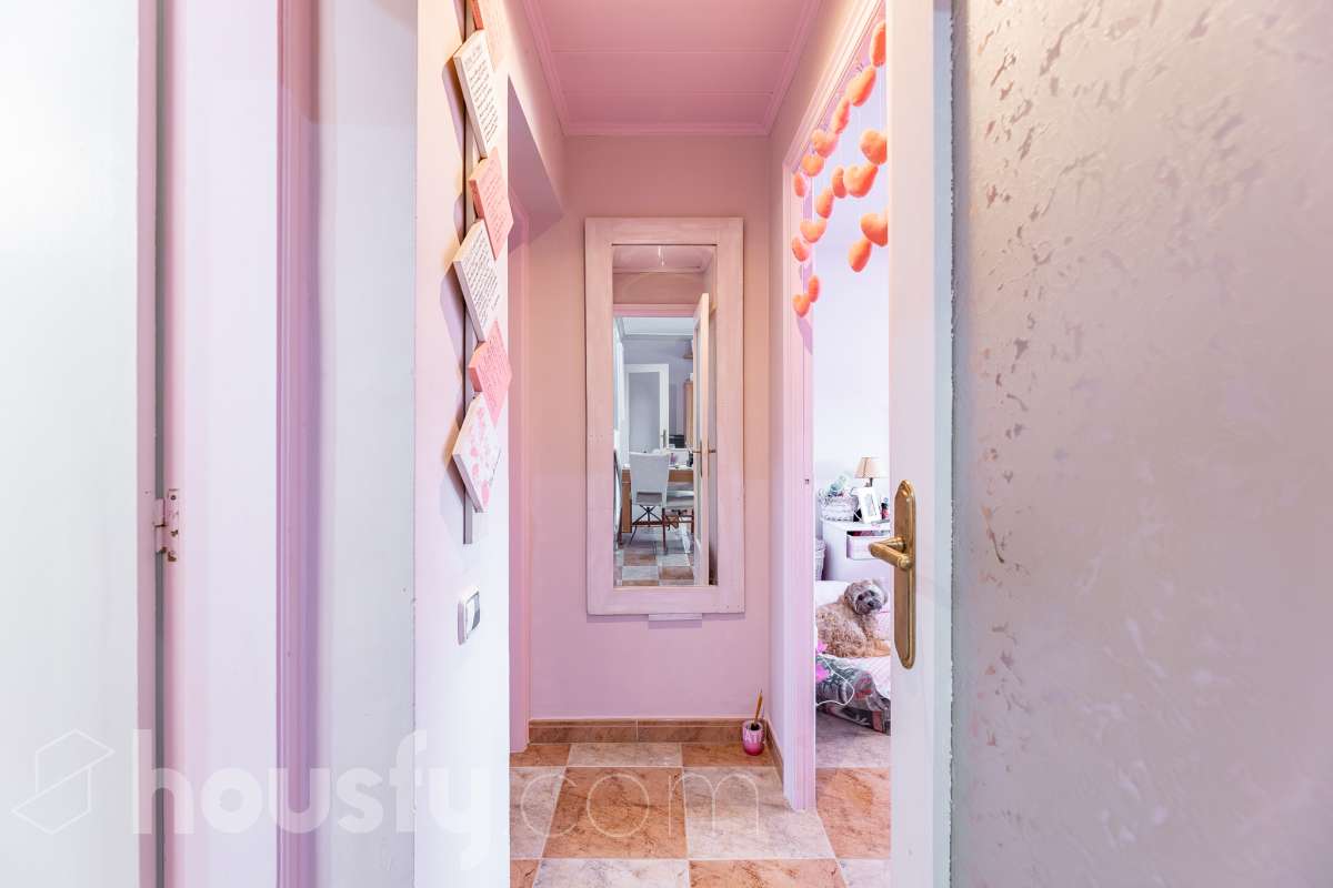 Housfy vende 🏡 luminoso piso ubicado en Rubí, el cuál consta de 79m2 útiles (verificados con la Dirección General de Catastro). Construido en el año: 1971. Te presentamos esta acogedora vivienda en Rubí, una opción ideal tanto para quienes buscan su próximo hogar como para aquellos que valoran una buena ubicación y todos los servicios al alcance. La vivienda dispone de un salón-comedor, 2 dormitorios, 1 baño y una cocina equipada, además de un agradable balcón con vistas despejadas, perfecto para disfrutar de luz y amplitud. Originalmente, el piso contaba con 3 habitaciones, por lo que ofrece la posibilidad de recuperar esta distribución en función de las necesidades del nuevo propietario. Entre sus principales características encontramos ascensor, aire acondicionado y calefacción, aportando comodidad durante todo el año. La ubicación es otro de sus puntos fuertes: se encuentra en Rubí, cerca de transporte público, colegios, supermercados y farmacias, con todo lo necesario para el día a día a pocos minutos. Una vivienda cómoda, bien comunicada y con posibilidades de adaptar su distribución a tus necesidades. Distribución de estancias -Salón-comedor -2 Dormitorios -1 Baño -Cocina equipada Características específicas -Ascensor -Aire acondicionado -Calefacción -Balcón Zona y entorno Respecto a la ubicación, se sitúa en Rubí, municipio de Barcelona. Esta propiedad se encuentra cerca de transporte público, colegios, supermercados y farmacias. Aviso legal El precio de venta no incluye gastos de la compraventa como notaría, registro, impuestos, ni tampoco honorarios agencia. Esta publicación no es vinculante. Consulta siempre la nota simple con Housfy antes de formalizar la compraventa. Sobre nosotros Housfy es la plataforma integral de servicios inmobiliarios. Nuestra combinación de expertos y tecnología pone al alcance de todo el mundo servicios cómodos, claros y seguros. AICAT número: 7922. Nos encargamos de la gestión y asesoramiento de la compra. ¡Olvídate de todo! Hacemos los trámites por ti. Y, si además necesitas financiación, ponemos a tu disposición un bróker hipotecario para ayudarte a conseguir las mejores condiciones para tu perfil económico. ¿Quieres visitarla? Contacta con Housfy y agenda tu visita sin compromiso. Más información en: housfy.com En cumplimiento de la Ley 8/2026 en Cataluña, el certificado de presencia o ausencia de amianto se encuentra en proceso de tramitación.-30