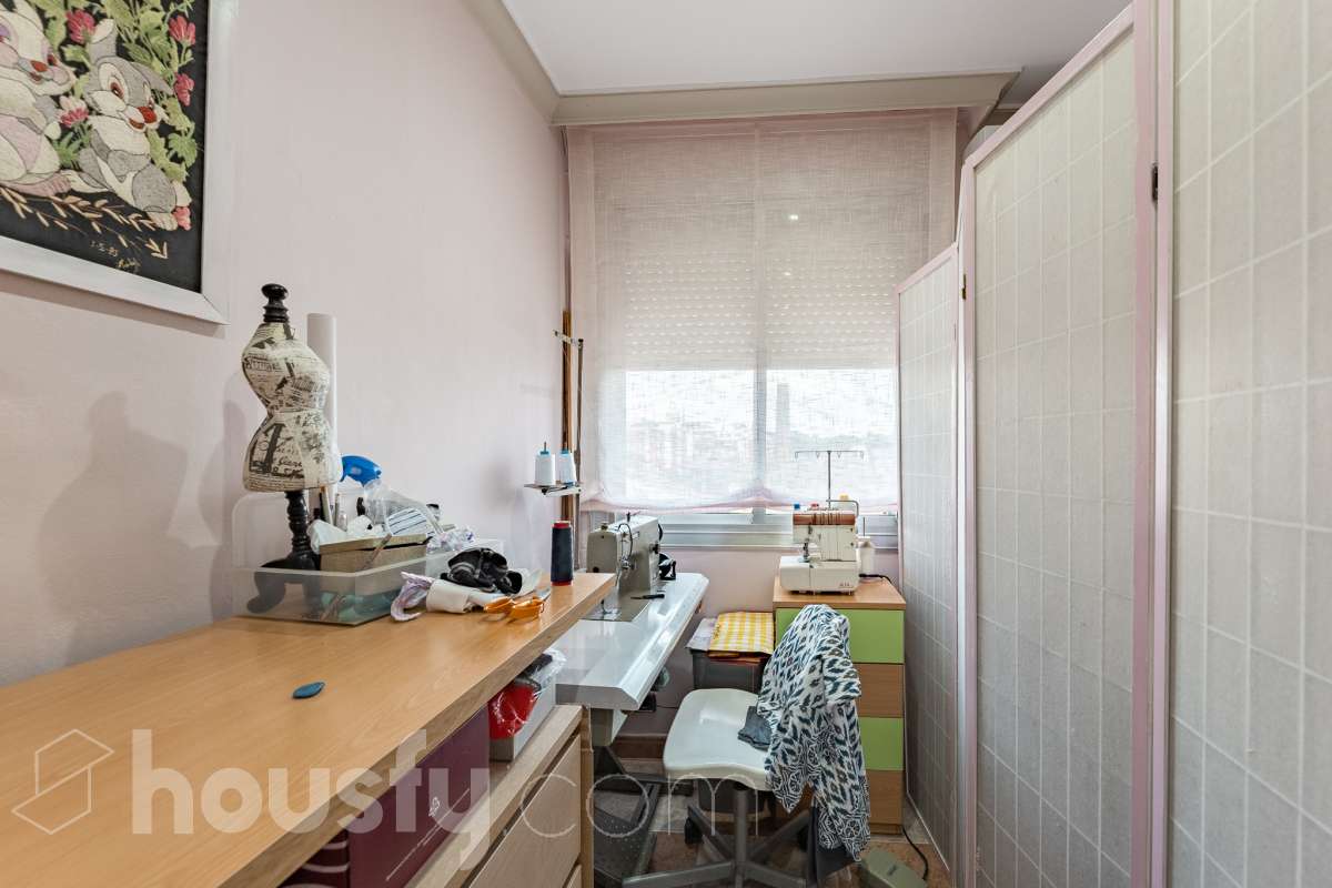 Housfy vende 🏡 luminoso piso ubicado en Rubí, el cuál consta de 79m2 útiles (verificados con la Dirección General de Catastro). Construido en el año: 1971. Te presentamos esta acogedora vivienda en Rubí, una opción ideal tanto para quienes buscan su próximo hogar como para aquellos que valoran una buena ubicación y todos los servicios al alcance. La vivienda dispone de un salón-comedor, 2 dormitorios, 1 baño y una cocina equipada, además de un agradable balcón con vistas despejadas, perfecto para disfrutar de luz y amplitud. Originalmente, el piso contaba con 3 habitaciones, por lo que ofrece la posibilidad de recuperar esta distribución en función de las necesidades del nuevo propietario. Entre sus principales características encontramos ascensor, aire acondicionado y calefacción, aportando comodidad durante todo el año. La ubicación es otro de sus puntos fuertes: se encuentra en Rubí, cerca de transporte público, colegios, supermercados y farmacias, con todo lo necesario para el día a día a pocos minutos. Una vivienda cómoda, bien comunicada y con posibilidades de adaptar su distribución a tus necesidades. Distribución de estancias -Salón-comedor -2 Dormitorios -1 Baño -Cocina equipada Características específicas -Ascensor -Aire acondicionado -Calefacción -Balcón Zona y entorno Respecto a la ubicación, se sitúa en Rubí, municipio de Barcelona. Esta propiedad se encuentra cerca de transporte público, colegios, supermercados y farmacias. Aviso legal El precio de venta no incluye gastos de la compraventa como notaría, registro, impuestos, ni tampoco honorarios agencia. Esta publicación no es vinculante. Consulta siempre la nota simple con Housfy antes de formalizar la compraventa. Sobre nosotros Housfy es la plataforma integral de servicios inmobiliarios. Nuestra combinación de expertos y tecnología pone al alcance de todo el mundo servicios cómodos, claros y seguros. AICAT número: 7922. Nos encargamos de la gestión y asesoramiento de la compra. ¡Olvídate de todo! Hacemos los trámites por ti. Y, si además necesitas financiación, ponemos a tu disposición un bróker hipotecario para ayudarte a conseguir las mejores condiciones para tu perfil económico. ¿Quieres visitarla? Contacta con Housfy y agenda tu visita sin compromiso. Más información en: housfy.com En cumplimiento de la Ley 8/2026 en Cataluña, el certificado de presencia o ausencia de amianto se encuentra en proceso de tramitación.-15