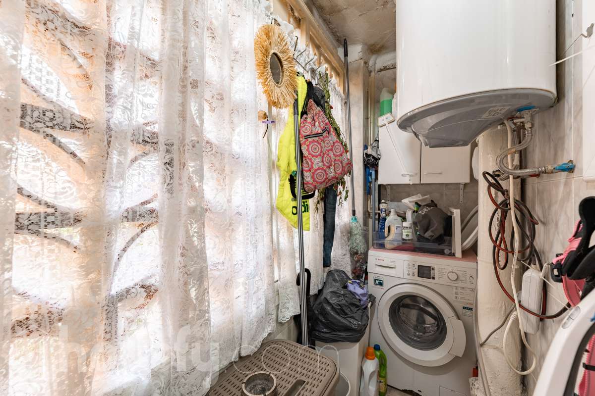 Housfy vende 🏡 luminoso piso ubicado en Rubí, el cuál consta de 79m2 útiles (verificados con la Dirección General de Catastro). Construido en el año: 1971. Te presentamos esta acogedora vivienda en Rubí, una opción ideal tanto para quienes buscan su próximo hogar como para aquellos que valoran una buena ubicación y todos los servicios al alcance. La vivienda dispone de un salón-comedor, 2 dormitorios, 1 baño y una cocina equipada, además de un agradable balcón con vistas despejadas, perfecto para disfrutar de luz y amplitud. Originalmente, el piso contaba con 3 habitaciones, por lo que ofrece la posibilidad de recuperar esta distribución en función de las necesidades del nuevo propietario. Entre sus principales características encontramos ascensor, aire acondicionado y calefacción, aportando comodidad durante todo el año. La ubicación es otro de sus puntos fuertes: se encuentra en Rubí, cerca de transporte público, colegios, supermercados y farmacias, con todo lo necesario para el día a día a pocos minutos. Una vivienda cómoda, bien comunicada y con posibilidades de adaptar su distribución a tus necesidades. Distribución de estancias -Salón-comedor -2 Dormitorios -1 Baño -Cocina equipada Características específicas -Ascensor -Aire acondicionado -Calefacción -Balcón Zona y entorno Respecto a la ubicación, se sitúa en Rubí, municipio de Barcelona. Esta propiedad se encuentra cerca de transporte público, colegios, supermercados y farmacias. Aviso legal El precio de venta no incluye gastos de la compraventa como notaría, registro, impuestos, ni tampoco honorarios agencia. Esta publicación no es vinculante. Consulta siempre la nota simple con Housfy antes de formalizar la compraventa. Sobre nosotros Housfy es la plataforma integral de servicios inmobiliarios. Nuestra combinación de expertos y tecnología pone al alcance de todo el mundo servicios cómodos, claros y seguros. AICAT número: 7922. Nos encargamos de la gestión y asesoramiento de la compra. ¡Olvídate de todo! Hacemos los trámites por ti. Y, si además necesitas financiación, ponemos a tu disposición un bróker hipotecario para ayudarte a conseguir las mejores condiciones para tu perfil económico. ¿Quieres visitarla? Contacta con Housfy y agenda tu visita sin compromiso. Más información en: housfy.com En cumplimiento de la Ley 8/2026 en Cataluña, el certificado de presencia o ausencia de amianto se encuentra en proceso de tramitación.-21