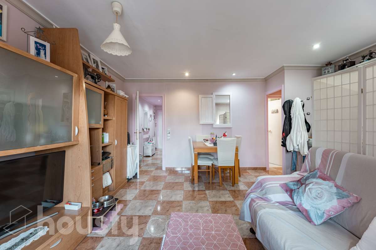 Housfy vende 🏡 luminoso piso ubicado en Rubí, el cuál consta de 79m2 útiles (verificados con la Dirección General de Catastro). Construido en el año: 1971. Te presentamos esta acogedora vivienda en Rubí, una opción ideal tanto para quienes buscan su próximo hogar como para aquellos que valoran una buena ubicación y todos los servicios al alcance. La vivienda dispone de un salón-comedor, 2 dormitorios, 1 baño y una cocina equipada, además de un agradable balcón con vistas despejadas, perfecto para disfrutar de luz y amplitud. Originalmente, el piso contaba con 3 habitaciones, por lo que ofrece la posibilidad de recuperar esta distribución en función de las necesidades del nuevo propietario. Entre sus principales características encontramos ascensor, aire acondicionado y calefacción, aportando comodidad durante todo el año. La ubicación es otro de sus puntos fuertes: se encuentra en Rubí, cerca de transporte público, colegios, supermercados y farmacias, con todo lo necesario para el día a día a pocos minutos. Una vivienda cómoda, bien comunicada y con posibilidades de adaptar su distribución a tus necesidades. Distribución de estancias -Salón-comedor -2 Dormitorios -1 Baño -Cocina equipada Características específicas -Ascensor -Aire acondicionado -Calefacción -Balcón Zona y entorno Respecto a la ubicación, se sitúa en Rubí, municipio de Barcelona. Esta propiedad se encuentra cerca de transporte público, colegios, supermercados y farmacias. Aviso legal El precio de venta no incluye gastos de la compraventa como notaría, registro, impuestos, ni tampoco honorarios agencia. Esta publicación no es vinculante. Consulta siempre la nota simple con Housfy antes de formalizar la compraventa. Sobre nosotros Housfy es la plataforma integral de servicios inmobiliarios. Nuestra combinación de expertos y tecnología pone al alcance de todo el mundo servicios cómodos, claros y seguros. AICAT número: 7922. Nos encargamos de la gestión y asesoramiento de la compra. ¡Olvídate de todo! Hacemos los trámites por ti. Y, si además necesitas financiación, ponemos a tu disposición un bróker hipotecario para ayudarte a conseguir las mejores condiciones para tu perfil económico. ¿Quieres visitarla? Contacta con Housfy y agenda tu visita sin compromiso. Más información en: housfy.com En cumplimiento de la Ley 8/2026 en Cataluña, el certificado de presencia o ausencia de amianto se encuentra en proceso de tramitación.-2