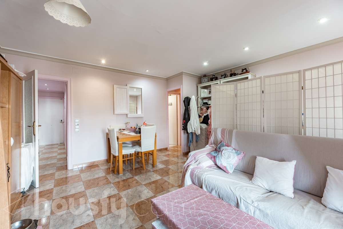 Housfy vende 🏡 luminoso piso ubicado en Rubí, el cuál consta de 79m2 útiles (verificados con la Dirección General de Catastro). Construido en el año: 1971. Te presentamos esta acogedora vivienda en Rubí, una opción ideal tanto para quienes buscan su próximo hogar como para aquellos que valoran una buena ubicación y todos los servicios al alcance. La vivienda dispone de un salón-comedor, 2 dormitorios, 1 baño y una cocina equipada, además de un agradable balcón con vistas despejadas, perfecto para disfrutar de luz y amplitud. Originalmente, el piso contaba con 3 habitaciones, por lo que ofrece la posibilidad de recuperar esta distribución en función de las necesidades del nuevo propietario. Entre sus principales características encontramos ascensor, aire acondicionado y calefacción, aportando comodidad durante todo el año. La ubicación es otro de sus puntos fuertes: se encuentra en Rubí, cerca de transporte público, colegios, supermercados y farmacias, con todo lo necesario para el día a día a pocos minutos. Una vivienda cómoda, bien comunicada y con posibilidades de adaptar su distribución a tus necesidades. Distribución de estancias -Salón-comedor -2 Dormitorios -1 Baño -Cocina equipada Características específicas -Ascensor -Aire acondicionado -Calefacción -Balcón Zona y entorno Respecto a la ubicación, se sitúa en Rubí, municipio de Barcelona. Esta propiedad se encuentra cerca de transporte público, colegios, supermercados y farmacias. Aviso legal El precio de venta no incluye gastos de la compraventa como notaría, registro, impuestos, ni tampoco honorarios agencia. Esta publicación no es vinculante. Consulta siempre la nota simple con Housfy antes de formalizar la compraventa. Sobre nosotros Housfy es la plataforma integral de servicios inmobiliarios. Nuestra combinación de expertos y tecnología pone al alcance de todo el mundo servicios cómodos, claros y seguros. AICAT número: 7922. Nos encargamos de la gestión y asesoramiento de la compra. ¡Olvídate de todo! Hacemos los trámites por ti. Y, si además necesitas financiación, ponemos a tu disposición un bróker hipotecario para ayudarte a conseguir las mejores condiciones para tu perfil económico. ¿Quieres visitarla? Contacta con Housfy y agenda tu visita sin compromiso. Más información en: housfy.com En cumplimiento de la Ley 8/2026 en Cataluña, el certificado de presencia o ausencia de amianto se encuentra en proceso de tramitación.-4
