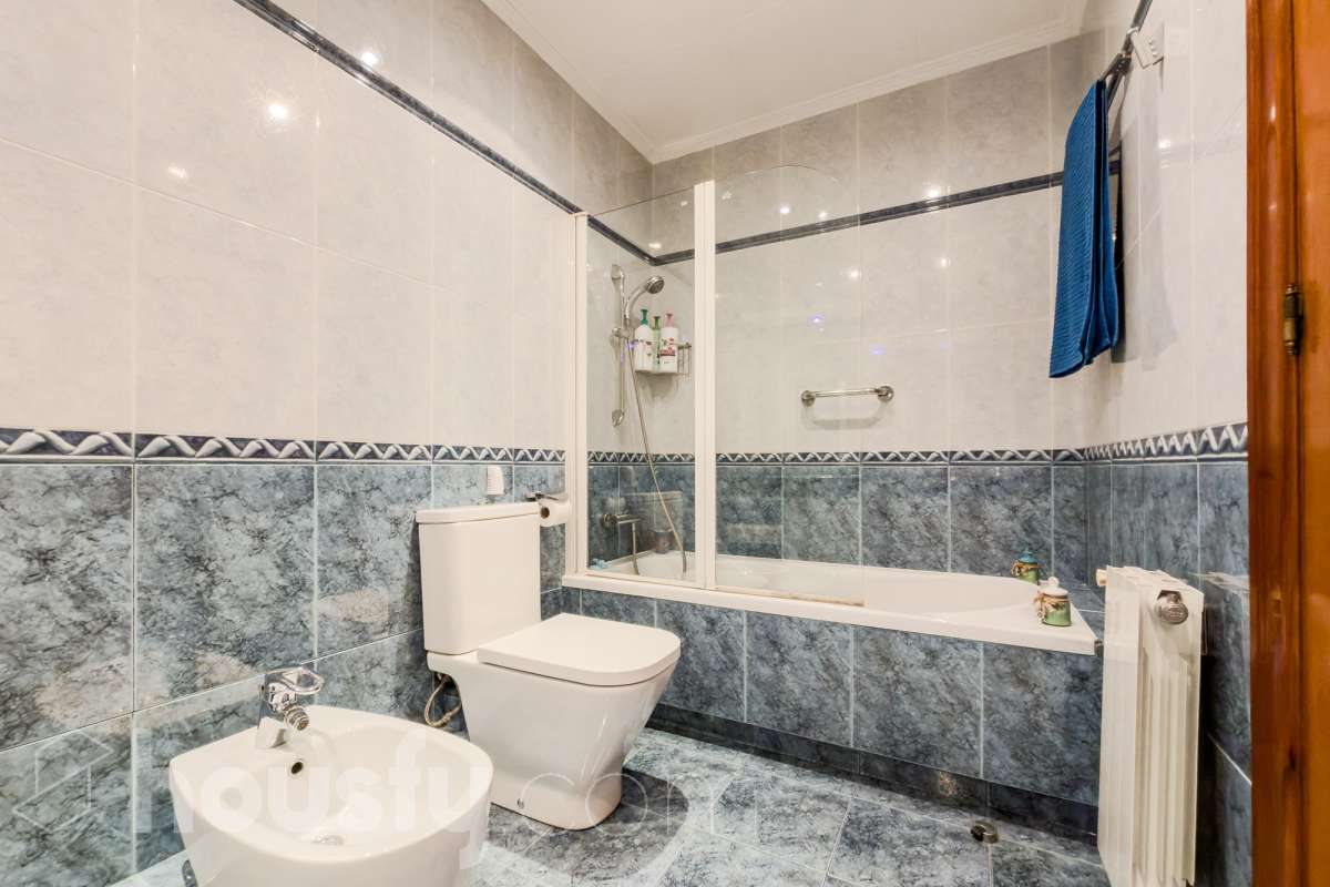 Piso de 4 habitación, con parket desde hace 2 años, y habitaciones pintadas hace 3 años, caldera nueva hace 18 meses-19