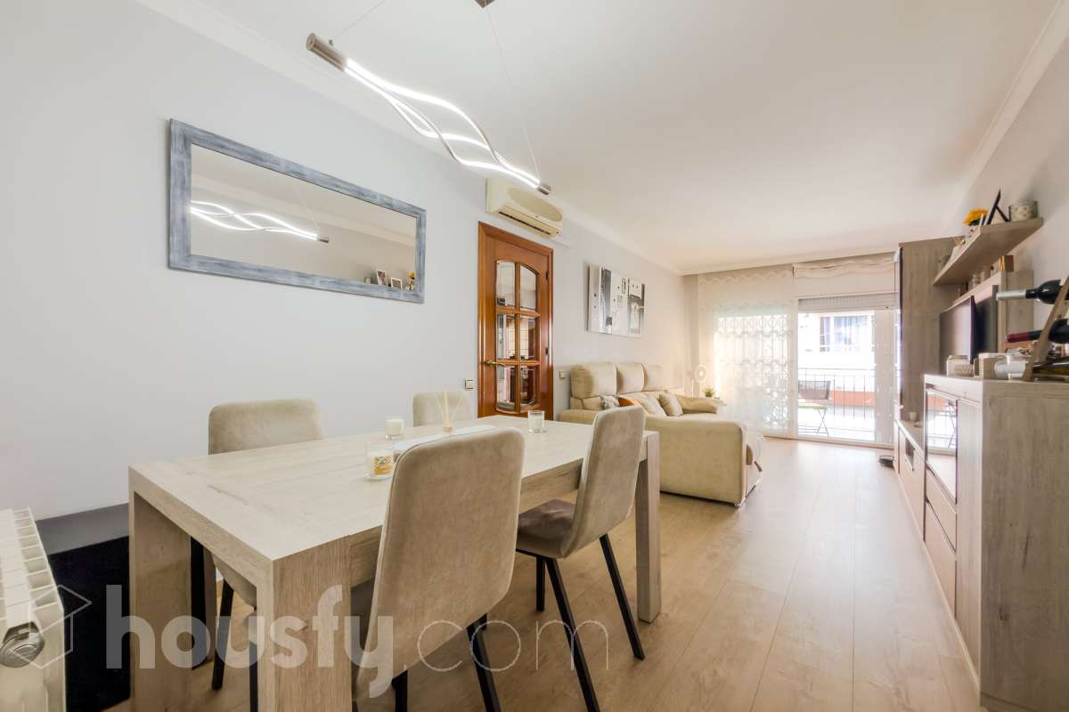 Piso de 4 habitación, con parket desde hace 2 años, y habitaciones pintadas hace 3 años, caldera nueva hace 18 meses