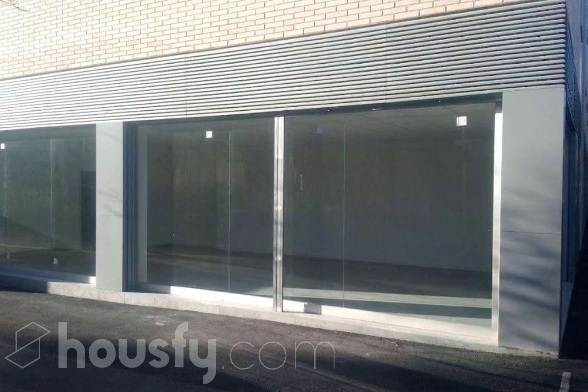 Housfy vende 🏡 luminoso local ubicado en Vilafranca del Penedès, el cuál consta de 58 metros útiles (verificados con la Dirección General de Catastro). Construido en el año: 2022. Local a punto de adaptar tu negocio ! Características específicas Zona y entorno Respecto a la ubicación, se sitúa en Vilafranca del Penedès, municipio de Vilafranca del Penedès. Esta propiedad se encuentra cerca de transporte público, colegios, supermercados y farmacias. Aviso legal El precio de venta no incluye gastos de la compraventa como notaría, registro, impuestos, ni tampoco honorarios agencia. Esta publicación no es vinculante. Consulta siempre la nota simple con Housfy antes de formalizar la compraventa. Sobre nosotros Housfy es la plataforma integral de servicios inmobiliarios. Nuestra combinación de expertos y tecnología pone al alcance de todo el mundo servicios cómodos, claros y seguros. AICAT número: 7922. Nos encargamos de la gestión y asesoramiento de la compra. ¡Olvídate de todo! Hacemos los trámites por ti. Y, si además necesitas financiación, ponemos a tu disposición un bróker hipotecario para ayudarte a conseguir las mejores condiciones para tu perfil económico. ¿Quieres visitarla? Contacta con Housfy y agenda tu visita sin compromiso. Más información en: housfy.com-2