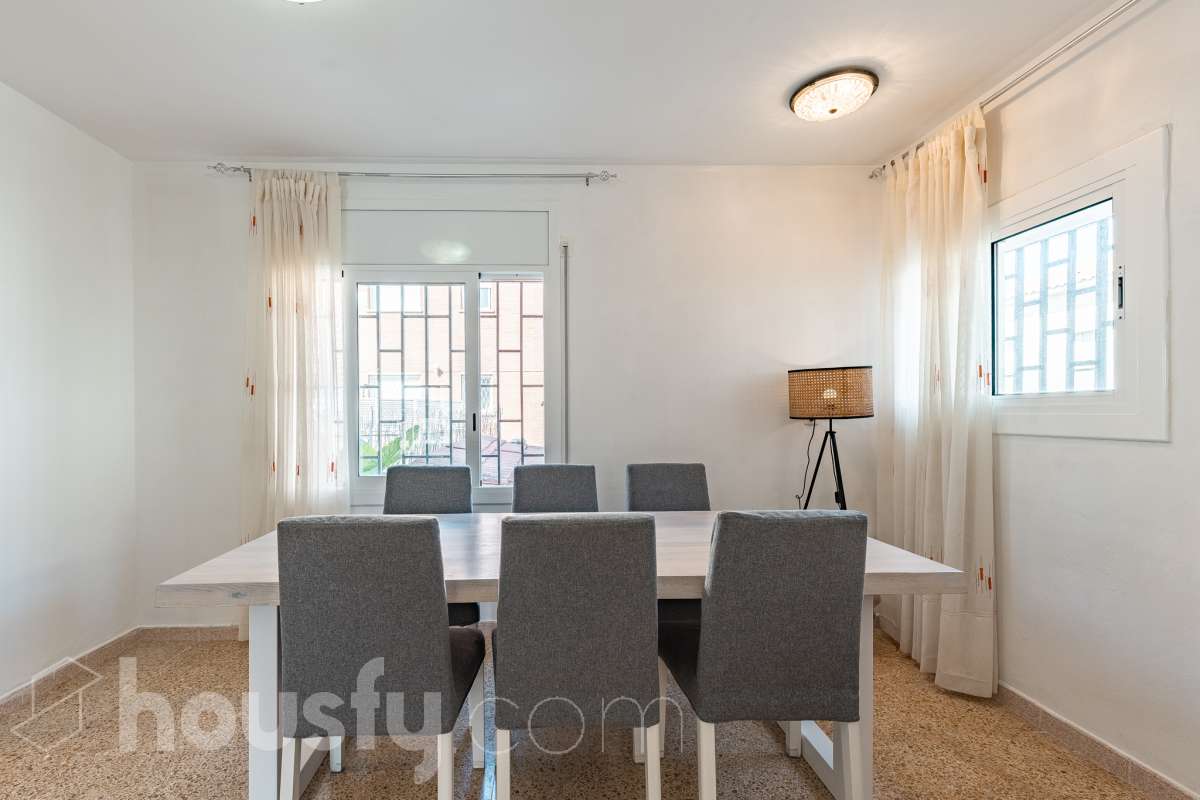 Housfy vende este amplio piso en Segur de Calafell, una vivienda que destaca por su amplitud, su distribución versátil y sus agradables espacios exteriores, ideal para quienes buscan comodidad y espacio para toda la familia. Con 120 m² útiles, la vivienda ofrece una distribución que incluye un salón-comedor, cocina equipada, 6 dormitorios y 3 baños. Destacan especialmente sus tres suites con baño privado, que aportan un extra de privacidad y comodidad, así como la posibilidad de disponer de espacios adicionales para teletrabajar, recibir invitados o adaptarlos a las necesidades de cada familia. En el exterior, la propiedad cuenta con un balcón con vistas al mar, una amplia terraza con zona de barbacoa, perfecta para disfrutar de comidas al aire libre y reuniones con familiares y amigos, y un patio ajardinado que ofrece un agradable espacio para relajarse. Además, la vivienda permite disfrutar de las zonas comunitarias, que incluyen piscina y jardín. Para completar sus prestaciones, dispone de dos plazas de garaje y un trastero de gran capacidad, ideales para ganar comodidad y espacio de almacenamiento. El inmueble cuenta con cédula de habitabilidad y reúne características muy atractivas para quienes buscan una vivienda espaciosa, con vistas al mar y diferentes ambientes para disfrutar tanto del interior como del exterior. Contacta con Housfy para obtener más información y concertar una visita. ¡Descubre todo lo que esta vivienda puede ofrecerte! Zona y entorno Respecto a la ubicación, se sitúa en Segur de Calafell, municipio de Tarragona. Esta propiedad se encuentra cerca de transporte público, colegios, supermercados y farmacias. Aviso legal El precio de venta no incluye gastos de la compraventa como notaría, registro, impuestos, ni tampoco honorarios agencia. Esta publicación no es vinculante. Consulta siempre la nota simple con Housfy antes de formalizar la compraventa. Sobre nosotros Housfy es la plataforma integral de servicios inmobiliarios. Nuestra combinación de expertos y tecnología pone al alcance de todo el mundo servicios cómodos, claros y seguros. AICAT número: 7922. Nos encargamos de la gestión y asesoramiento de la compra. ¡Olvídate de todo! Hacemos los trámites por ti. Y, si además necesitas financiación, ponemos a tu disposición un bróker hipotecario para ayudarte a conseguir las mejores condiciones para tu perfil económico. ¿Quieres visitarla? Contacta con Housfy y agenda tu visita sin compromiso. Más información en: housfy.com En cumplimiento de la Ley 8/2026 en Cataluña, el certificado de presencia o ausencia de amianto se encuentra en proceso de tramitación.-9
