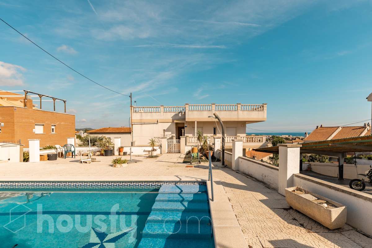 Housfy vende este amplio piso en Segur de Calafell, una vivienda que destaca por su amplitud, su distribución versátil y sus agradables espacios exteriores, ideal para quienes buscan comodidad y espacio para toda la familia. Con 120 m² útiles, la vivienda ofrece una distribución que incluye un salón-comedor, cocina equipada, 6 dormitorios y 3 baños. Destacan especialmente sus tres suites con baño privado, que aportan un extra de privacidad y comodidad, así como la posibilidad de disponer de espacios adicionales para teletrabajar, recibir invitados o adaptarlos a las necesidades de cada familia. En el exterior, la propiedad cuenta con un balcón con vistas al mar, una amplia terraza con zona de barbacoa, perfecta para disfrutar de comidas al aire libre y reuniones con familiares y amigos, y un patio ajardinado que ofrece un agradable espacio para relajarse. Además, la vivienda permite disfrutar de las zonas comunitarias, que incluyen piscina y jardín. Para completar sus prestaciones, dispone de dos plazas de garaje y un trastero de gran capacidad, ideales para ganar comodidad y espacio de almacenamiento. El inmueble cuenta con cédula de habitabilidad y reúne características muy atractivas para quienes buscan una vivienda espaciosa, con vistas al mar y diferentes ambientes para disfrutar tanto del interior como del exterior. Contacta con Housfy para obtener más información y concertar una visita. ¡Descubre todo lo que esta vivienda puede ofrecerte! Zona y entorno Respecto a la ubicación, se sitúa en Segur de Calafell, municipio de Tarragona. Esta propiedad se encuentra cerca de transporte público, colegios, supermercados y farmacias. Aviso legal El precio de venta no incluye gastos de la compraventa como notaría, registro, impuestos, ni tampoco honorarios agencia. Esta publicación no es vinculante. Consulta siempre la nota simple con Housfy antes de formalizar la compraventa. Sobre nosotros Housfy es la plataforma integral de servicios inmobiliarios. Nuestra combinación de expertos y tecnología pone al alcance de todo el mundo servicios cómodos, claros y seguros. AICAT número: 7922. Nos encargamos de la gestión y asesoramiento de la compra. ¡Olvídate de todo! Hacemos los trámites por ti. Y, si además necesitas financiación, ponemos a tu disposición un bróker hipotecario para ayudarte a conseguir las mejores condiciones para tu perfil económico. ¿Quieres visitarla? Contacta con Housfy y agenda tu visita sin compromiso. Más información en: housfy.com En cumplimiento de la Ley 8/2026 en Cataluña, el certificado de presencia o ausencia de amianto se encuentra en proceso de tramitación.-42