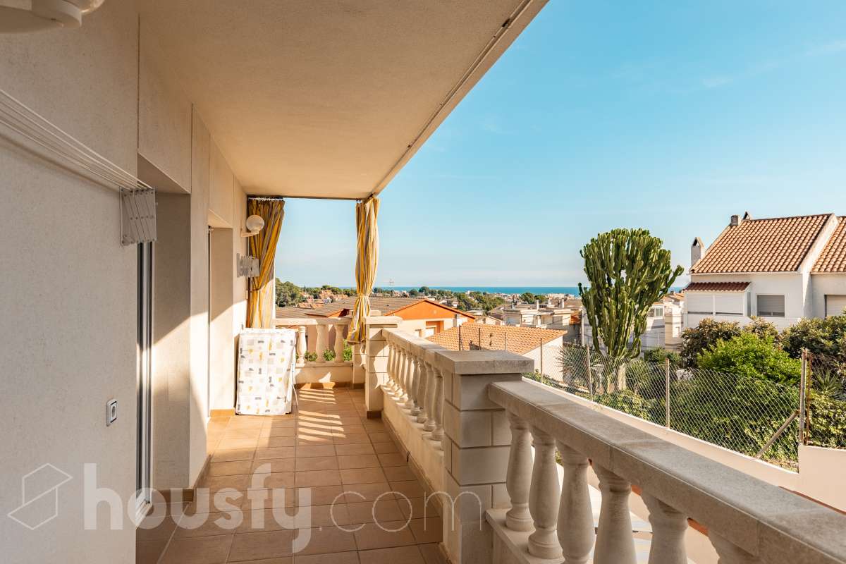 Housfy vende este amplio piso en Segur de Calafell, una vivienda que destaca por su amplitud, su distribución versátil y sus agradables espacios exteriores, ideal para quienes buscan comodidad y espacio para toda la familia. Con 120 m² útiles, la vivienda ofrece una distribución que incluye un salón-comedor, cocina equipada, 6 dormitorios y 3 baños. Destacan especialmente sus tres suites con baño privado, que aportan un extra de privacidad y comodidad, así como la posibilidad de disponer de espacios adicionales para teletrabajar, recibir invitados o adaptarlos a las necesidades de cada familia. En el exterior, la propiedad cuenta con un balcón con vistas al mar, una amplia terraza con zona de barbacoa, perfecta para disfrutar de comidas al aire libre y reuniones con familiares y amigos, y un patio ajardinado que ofrece un agradable espacio para relajarse. Además, la vivienda permite disfrutar de las zonas comunitarias, que incluyen piscina y jardín. Para completar sus prestaciones, dispone de dos plazas de garaje y un trastero de gran capacidad, ideales para ganar comodidad y espacio de almacenamiento. El inmueble cuenta con cédula de habitabilidad y reúne características muy atractivas para quienes buscan una vivienda espaciosa, con vistas al mar y diferentes ambientes para disfrutar tanto del interior como del exterior. Contacta con Housfy para obtener más información y concertar una visita. ¡Descubre todo lo que esta vivienda puede ofrecerte! Zona y entorno Respecto a la ubicación, se sitúa en Segur de Calafell, municipio de Tarragona. Esta propiedad se encuentra cerca de transporte público, colegios, supermercados y farmacias. Aviso legal El precio de venta no incluye gastos de la compraventa como notaría, registro, impuestos, ni tampoco honorarios agencia. Esta publicación no es vinculante. Consulta siempre la nota simple con Housfy antes de formalizar la compraventa. Sobre nosotros Housfy es la plataforma integral de servicios inmobiliarios. Nuestra combinación de expertos y tecnología pone al alcance de todo el mundo servicios cómodos, claros y seguros. AICAT número: 7922. Nos encargamos de la gestión y asesoramiento de la compra. ¡Olvídate de todo! Hacemos los trámites por ti. Y, si además necesitas financiación, ponemos a tu disposición un bróker hipotecario para ayudarte a conseguir las mejores condiciones para tu perfil económico. ¿Quieres visitarla? Contacta con Housfy y agenda tu visita sin compromiso. Más información en: housfy.com En cumplimiento de la Ley 8/2026 en Cataluña, el certificado de presencia o ausencia de amianto se encuentra en proceso de tramitación.-33