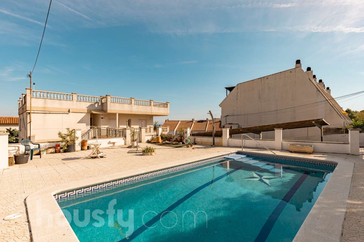 Housfy vende este amplio piso en Segur de Calafell, una vivienda que destaca por su amplitud, su distribución versátil y sus agradables espacios exteriores, ideal para quienes buscan comodidad y espacio para toda la familia. Con 120 m² útiles, la vivienda ofrece una distribución que incluye un salón-comedor, cocina equipada, 6 dormitorios y 3 baños. Destacan especialmente sus tres suites con baño privado, que aportan un extra de privacidad y comodidad, así como la posibilidad de disponer de espacios adicionales para teletrabajar, recibir invitados o adaptarlos a las necesidades de cada familia. En el exterior, la propiedad cuenta con un balcón con vistas al mar, una amplia terraza con zona de barbacoa, perfecta para disfrutar de comidas al aire libre y reuniones con familiares y amigos, y un patio ajardinado que ofrece un agradable espacio para relajarse. Además, la vivienda permite disfrutar de las zonas comunitarias, que incluyen piscina y jardín. Para completar sus prestaciones, dispone de dos plazas de garaje y un trastero de gran capacidad, ideales para ganar comodidad y espacio de almacenamiento. El inmueble cuenta con cédula de habitabilidad y reúne características muy atractivas para quienes buscan una vivienda espaciosa, con vistas al mar y diferentes ambientes para disfrutar tanto del interior como del exterior. Contacta con Housfy para obtener más información y concertar una visita. ¡Descubre todo lo que esta vivienda puede ofrecerte! Zona y entorno Respecto a la ubicación, se sitúa en Segur de Calafell, municipio de Tarragona. Esta propiedad se encuentra cerca de transporte público, colegios, supermercados y farmacias. Aviso legal El precio de venta no incluye gastos de la compraventa como notaría, registro, impuestos, ni tampoco honorarios agencia. Esta publicación no es vinculante. Consulta siempre la nota simple con Housfy antes de formalizar la compraventa. Sobre nosotros Housfy es la plataforma integral de servicios inmobiliarios. Nuestra combinación de expertos y tecnología pone al alcance de todo el mundo servicios cómodos, claros y seguros. AICAT número: 7922. Nos encargamos de la gestión y asesoramiento de la compra. ¡Olvídate de todo! Hacemos los trámites por ti. Y, si además necesitas financiación, ponemos a tu disposición un bróker hipotecario para ayudarte a conseguir las mejores condiciones para tu perfil económico. ¿Quieres visitarla? Contacta con Housfy y agenda tu visita sin compromiso. Más información en: housfy.com En cumplimiento de la Ley 8/2026 en Cataluña, el certificado de presencia o ausencia de amianto se encuentra en proceso de tramitación.-43