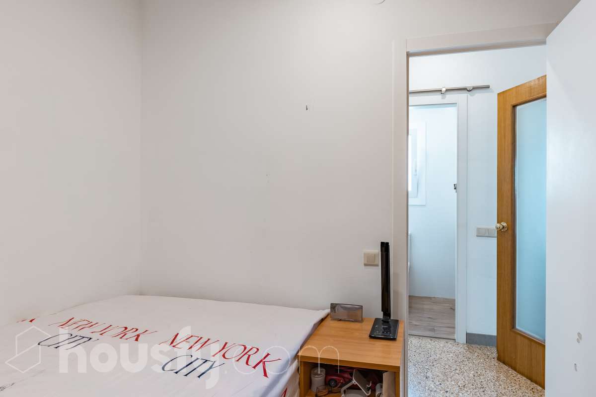 Housfy vende este amplio piso en Segur de Calafell, una vivienda que destaca por su amplitud, su distribución versátil y sus agradables espacios exteriores, ideal para quienes buscan comodidad y espacio para toda la familia. Con 120 m² útiles, la vivienda ofrece una distribución que incluye un salón-comedor, cocina equipada, 6 dormitorios y 3 baños. Destacan especialmente sus tres suites con baño privado, que aportan un extra de privacidad y comodidad, así como la posibilidad de disponer de espacios adicionales para teletrabajar, recibir invitados o adaptarlos a las necesidades de cada familia. En el exterior, la propiedad cuenta con un balcón con vistas al mar, una amplia terraza con zona de barbacoa, perfecta para disfrutar de comidas al aire libre y reuniones con familiares y amigos, y un patio ajardinado que ofrece un agradable espacio para relajarse. Además, la vivienda permite disfrutar de las zonas comunitarias, que incluyen piscina y jardín. Para completar sus prestaciones, dispone de dos plazas de garaje y un trastero de gran capacidad, ideales para ganar comodidad y espacio de almacenamiento. El inmueble cuenta con cédula de habitabilidad y reúne características muy atractivas para quienes buscan una vivienda espaciosa, con vistas al mar y diferentes ambientes para disfrutar tanto del interior como del exterior. Contacta con Housfy para obtener más información y concertar una visita. ¡Descubre todo lo que esta vivienda puede ofrecerte! Zona y entorno Respecto a la ubicación, se sitúa en Segur de Calafell, municipio de Tarragona. Esta propiedad se encuentra cerca de transporte público, colegios, supermercados y farmacias. Aviso legal El precio de venta no incluye gastos de la compraventa como notaría, registro, impuestos, ni tampoco honorarios agencia. Esta publicación no es vinculante. Consulta siempre la nota simple con Housfy antes de formalizar la compraventa. Sobre nosotros Housfy es la plataforma integral de servicios inmobiliarios. Nuestra combinación de expertos y tecnología pone al alcance de todo el mundo servicios cómodos, claros y seguros. AICAT número: 7922. Nos encargamos de la gestión y asesoramiento de la compra. ¡Olvídate de todo! Hacemos los trámites por ti. Y, si además necesitas financiación, ponemos a tu disposición un bróker hipotecario para ayudarte a conseguir las mejores condiciones para tu perfil económico. ¿Quieres visitarla? Contacta con Housfy y agenda tu visita sin compromiso. Más información en: housfy.com En cumplimiento de la Ley 8/2026 en Cataluña, el certificado de presencia o ausencia de amianto se encuentra en proceso de tramitación.-19