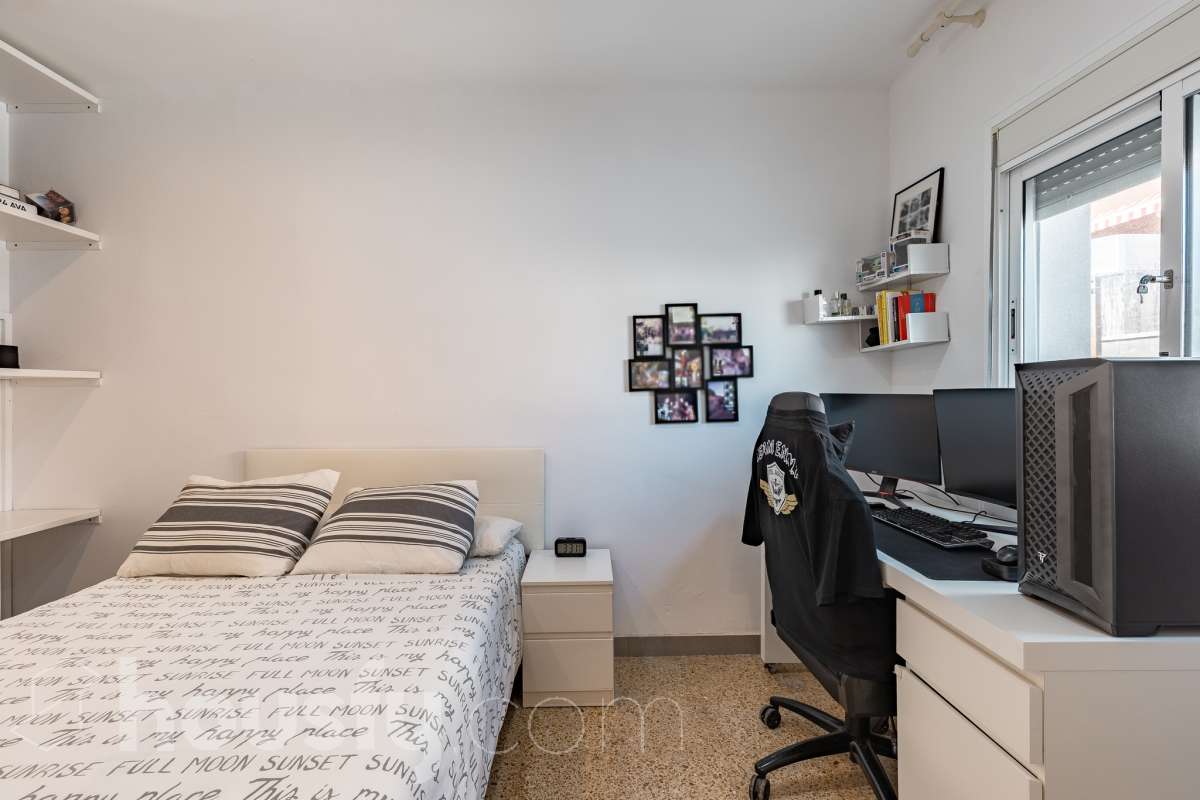 Housfy vende este amplio piso en Segur de Calafell, una vivienda que destaca por su amplitud, su distribución versátil y sus agradables espacios exteriores, ideal para quienes buscan comodidad y espacio para toda la familia. Con 120 m² útiles, la vivienda ofrece una distribución que incluye un salón-comedor, cocina equipada, 6 dormitorios y 3 baños. Destacan especialmente sus tres suites con baño privado, que aportan un extra de privacidad y comodidad, así como la posibilidad de disponer de espacios adicionales para teletrabajar, recibir invitados o adaptarlos a las necesidades de cada familia. En el exterior, la propiedad cuenta con un balcón con vistas al mar, una amplia terraza con zona de barbacoa, perfecta para disfrutar de comidas al aire libre y reuniones con familiares y amigos, y un patio ajardinado que ofrece un agradable espacio para relajarse. Además, la vivienda permite disfrutar de las zonas comunitarias, que incluyen piscina y jardín. Para completar sus prestaciones, dispone de dos plazas de garaje y un trastero de gran capacidad, ideales para ganar comodidad y espacio de almacenamiento. El inmueble cuenta con cédula de habitabilidad y reúne características muy atractivas para quienes buscan una vivienda espaciosa, con vistas al mar y diferentes ambientes para disfrutar tanto del interior como del exterior. Contacta con Housfy para obtener más información y concertar una visita. ¡Descubre todo lo que esta vivienda puede ofrecerte! Zona y entorno Respecto a la ubicación, se sitúa en Segur de Calafell, municipio de Tarragona. Esta propiedad se encuentra cerca de transporte público, colegios, supermercados y farmacias. Aviso legal El precio de venta no incluye gastos de la compraventa como notaría, registro, impuestos, ni tampoco honorarios agencia. Esta publicación no es vinculante. Consulta siempre la nota simple con Housfy antes de formalizar la compraventa. Sobre nosotros Housfy es la plataforma integral de servicios inmobiliarios. Nuestra combinación de expertos y tecnología pone al alcance de todo el mundo servicios cómodos, claros y seguros. AICAT número: 7922. Nos encargamos de la gestión y asesoramiento de la compra. ¡Olvídate de todo! Hacemos los trámites por ti. Y, si además necesitas financiación, ponemos a tu disposición un bróker hipotecario para ayudarte a conseguir las mejores condiciones para tu perfil económico. ¿Quieres visitarla? Contacta con Housfy y agenda tu visita sin compromiso. Más información en: housfy.com En cumplimiento de la Ley 8/2026 en Cataluña, el certificado de presencia o ausencia de amianto se encuentra en proceso de tramitación.-20