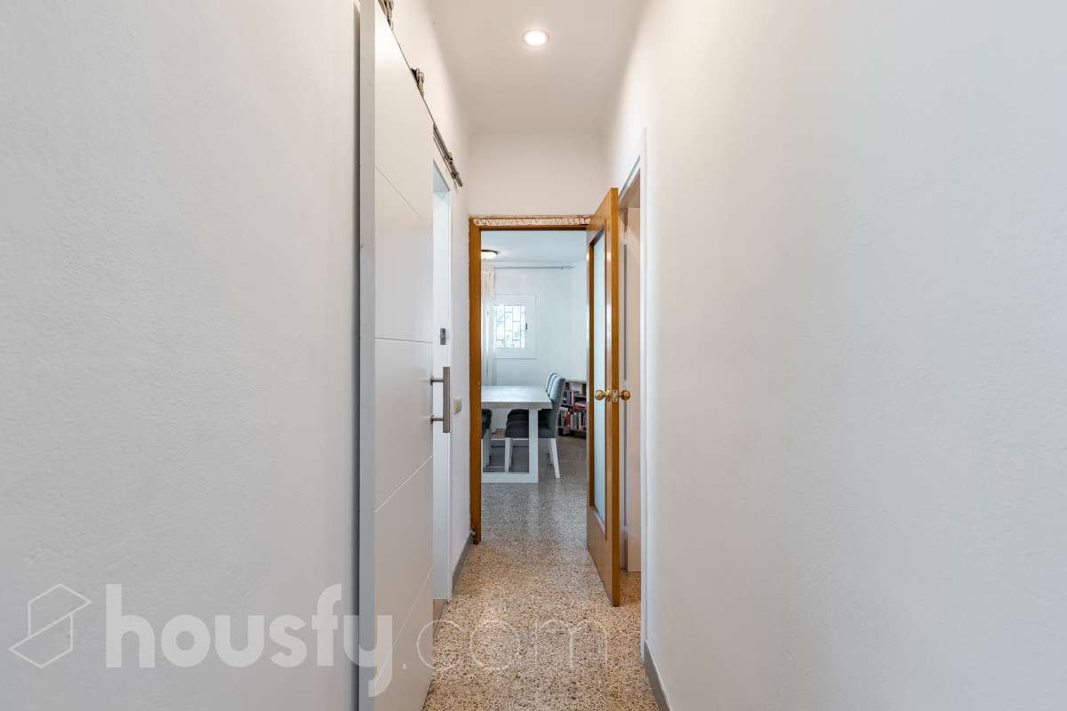 Housfy vende este amplio piso en Segur de Calafell, una vivienda que destaca por su amplitud, su distribución versátil y sus agradables espacios exteriores, ideal para quienes buscan comodidad y espacio para toda la familia. Con 120 m² útiles, la vivienda ofrece una distribución que incluye un salón-comedor, cocina equipada, 6 dormitorios y 3 baños. Destacan especialmente sus tres suites con baño privado, que aportan un extra de privacidad y comodidad, así como la posibilidad de disponer de espacios adicionales para teletrabajar, recibir invitados o adaptarlos a las necesidades de cada familia. En el exterior, la propiedad cuenta con un balcón con vistas al mar, una amplia terraza con zona de barbacoa, perfecta para disfrutar de comidas al aire libre y reuniones con familiares y amigos, y un patio ajardinado que ofrece un agradable espacio para relajarse. Además, la vivienda permite disfrutar de las zonas comunitarias, que incluyen piscina y jardín. Para completar sus prestaciones, dispone de dos plazas de garaje y un trastero de gran capacidad, ideales para ganar comodidad y espacio de almacenamiento. El inmueble cuenta con cédula de habitabilidad y reúne características muy atractivas para quienes buscan una vivienda espaciosa, con vistas al mar y diferentes ambientes para disfrutar tanto del interior como del exterior. Contacta con Housfy para obtener más información y concertar una visita. ¡Descubre todo lo que esta vivienda puede ofrecerte! Zona y entorno Respecto a la ubicación, se sitúa en Segur de Calafell, municipio de Tarragona. Esta propiedad se encuentra cerca de transporte público, colegios, supermercados y farmacias. Aviso legal El precio de venta no incluye gastos de la compraventa como notaría, registro, impuestos, ni tampoco honorarios agencia. Esta publicación no es vinculante. Consulta siempre la nota simple con Housfy antes de formalizar la compraventa. Sobre nosotros Housfy es la plataforma integral de servicios inmobiliarios. Nuestra combinación de expertos y tecnología pone al alcance de todo el mundo servicios cómodos, claros y seguros. AICAT número: 7922. Nos encargamos de la gestión y asesoramiento de la compra. ¡Olvídate de todo! Hacemos los trámites por ti. Y, si además necesitas financiación, ponemos a tu disposición un bróker hipotecario para ayudarte a conseguir las mejores condiciones para tu perfil económico. ¿Quieres visitarla? Contacta con Housfy y agenda tu visita sin compromiso. Más información en: housfy.com En cumplimiento de la Ley 8/2026 en Cataluña, el certificado de presencia o ausencia de amianto se encuentra en proceso de tramitación.-47