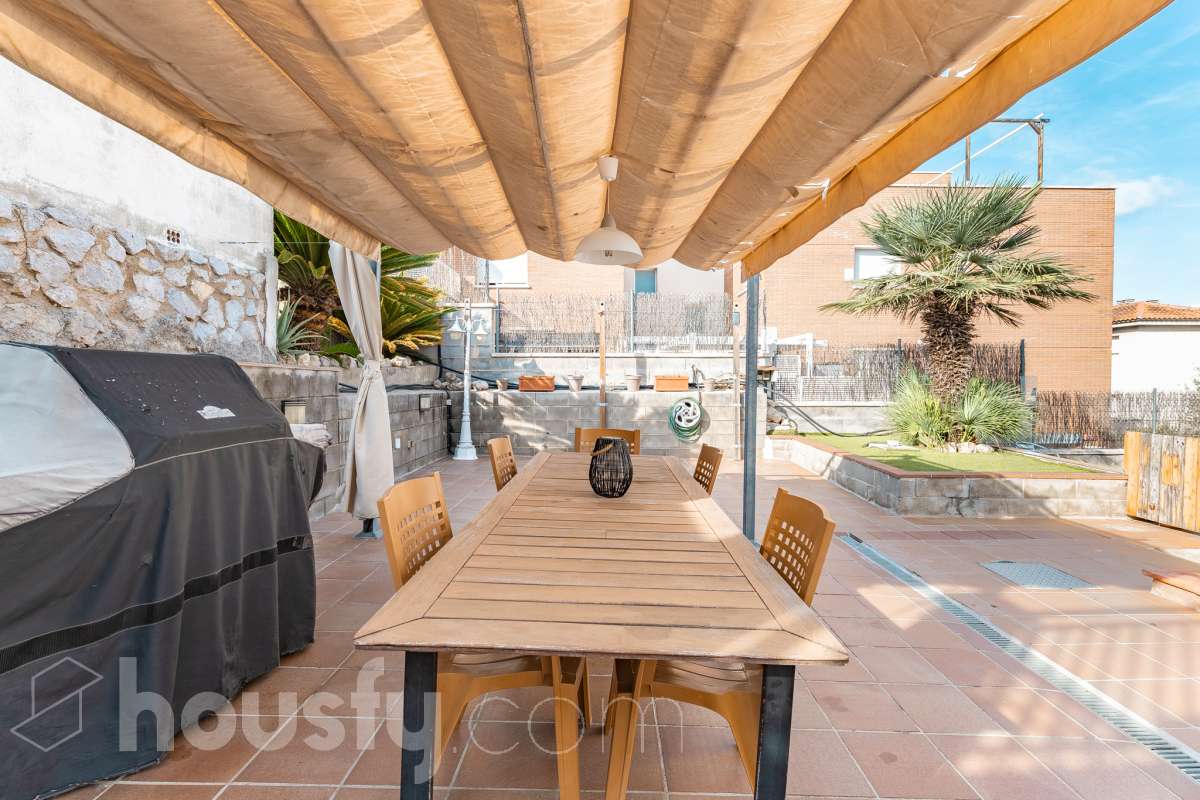 Housfy vende este amplio piso en Segur de Calafell, una vivienda que destaca por su amplitud, su distribución versátil y sus agradables espacios exteriores, ideal para quienes buscan comodidad y espacio para toda la familia. Con 120 m² útiles, la vivienda ofrece una distribución que incluye un salón-comedor, cocina equipada, 6 dormitorios y 3 baños. Destacan especialmente sus tres suites con baño privado, que aportan un extra de privacidad y comodidad, así como la posibilidad de disponer de espacios adicionales para teletrabajar, recibir invitados o adaptarlos a las necesidades de cada familia. En el exterior, la propiedad cuenta con un balcón con vistas al mar, una amplia terraza con zona de barbacoa, perfecta para disfrutar de comidas al aire libre y reuniones con familiares y amigos, y un patio ajardinado que ofrece un agradable espacio para relajarse. Además, la vivienda permite disfrutar de las zonas comunitarias, que incluyen piscina y jardín. Para completar sus prestaciones, dispone de dos plazas de garaje y un trastero de gran capacidad, ideales para ganar comodidad y espacio de almacenamiento. El inmueble cuenta con cédula de habitabilidad y reúne características muy atractivas para quienes buscan una vivienda espaciosa, con vistas al mar y diferentes ambientes para disfrutar tanto del interior como del exterior. Contacta con Housfy para obtener más información y concertar una visita. ¡Descubre todo lo que esta vivienda puede ofrecerte! Zona y entorno Respecto a la ubicación, se sitúa en Segur de Calafell, municipio de Tarragona. Esta propiedad se encuentra cerca de transporte público, colegios, supermercados y farmacias. Aviso legal El precio de venta no incluye gastos de la compraventa como notaría, registro, impuestos, ni tampoco honorarios agencia. Esta publicación no es vinculante. Consulta siempre la nota simple con Housfy antes de formalizar la compraventa. Sobre nosotros Housfy es la plataforma integral de servicios inmobiliarios. Nuestra combinación de expertos y tecnología pone al alcance de todo el mundo servicios cómodos, claros y seguros. AICAT número: 7922. Nos encargamos de la gestión y asesoramiento de la compra. ¡Olvídate de todo! Hacemos los trámites por ti. Y, si además necesitas financiación, ponemos a tu disposición un bróker hipotecario para ayudarte a conseguir las mejores condiciones para tu perfil económico. ¿Quieres visitarla? Contacta con Housfy y agenda tu visita sin compromiso. Más información en: housfy.com En cumplimiento de la Ley 8/2026 en Cataluña, el certificado de presencia o ausencia de amianto se encuentra en proceso de tramitación.-38