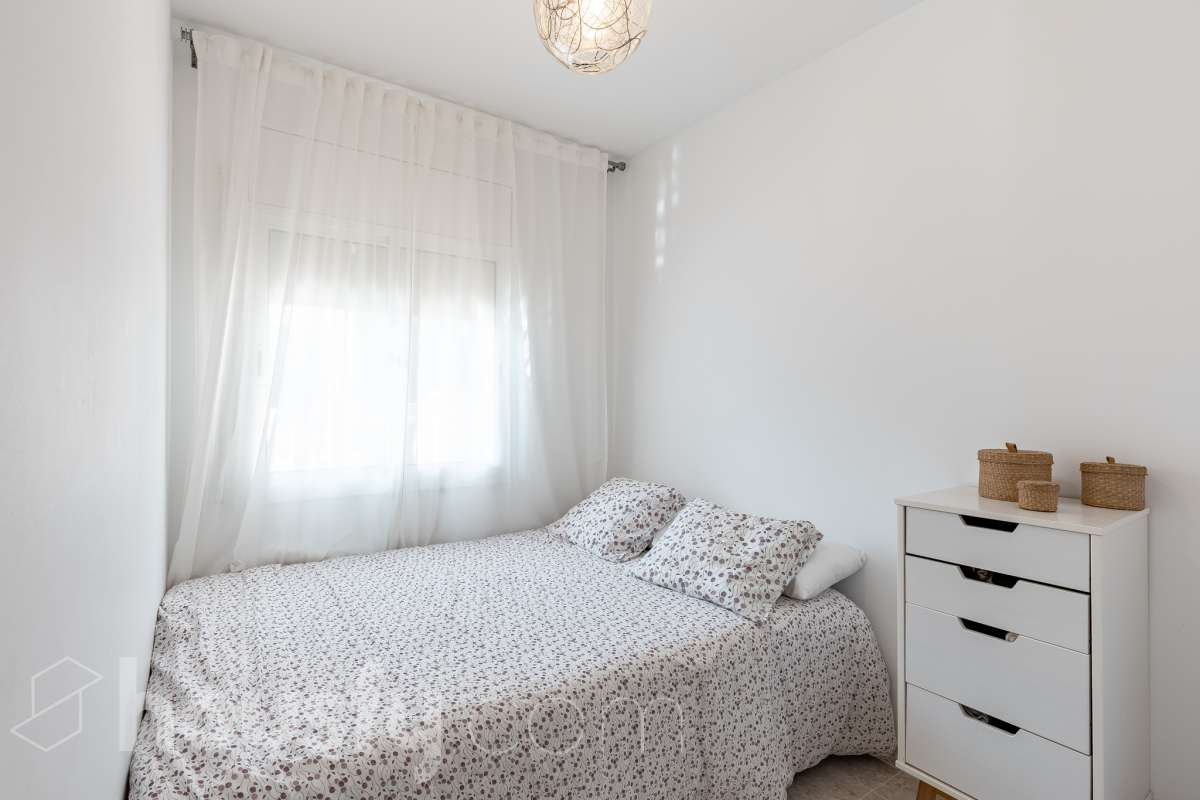 Housfy vende este amplio piso en Segur de Calafell, una vivienda que destaca por su amplitud, su distribución versátil y sus agradables espacios exteriores, ideal para quienes buscan comodidad y espacio para toda la familia. Con 120 m² útiles, la vivienda ofrece una distribución que incluye un salón-comedor, cocina equipada, 6 dormitorios y 3 baños. Destacan especialmente sus tres suites con baño privado, que aportan un extra de privacidad y comodidad, así como la posibilidad de disponer de espacios adicionales para teletrabajar, recibir invitados o adaptarlos a las necesidades de cada familia. En el exterior, la propiedad cuenta con un balcón con vistas al mar, una amplia terraza con zona de barbacoa, perfecta para disfrutar de comidas al aire libre y reuniones con familiares y amigos, y un patio ajardinado que ofrece un agradable espacio para relajarse. Además, la vivienda permite disfrutar de las zonas comunitarias, que incluyen piscina y jardín. Para completar sus prestaciones, dispone de dos plazas de garaje y un trastero de gran capacidad, ideales para ganar comodidad y espacio de almacenamiento. El inmueble cuenta con cédula de habitabilidad y reúne características muy atractivas para quienes buscan una vivienda espaciosa, con vistas al mar y diferentes ambientes para disfrutar tanto del interior como del exterior. Contacta con Housfy para obtener más información y concertar una visita. ¡Descubre todo lo que esta vivienda puede ofrecerte! Zona y entorno Respecto a la ubicación, se sitúa en Segur de Calafell, municipio de Tarragona. Esta propiedad se encuentra cerca de transporte público, colegios, supermercados y farmacias. Aviso legal El precio de venta no incluye gastos de la compraventa como notaría, registro, impuestos, ni tampoco honorarios agencia. Esta publicación no es vinculante. Consulta siempre la nota simple con Housfy antes de formalizar la compraventa. Sobre nosotros Housfy es la plataforma integral de servicios inmobiliarios. Nuestra combinación de expertos y tecnología pone al alcance de todo el mundo servicios cómodos, claros y seguros. AICAT número: 7922. Nos encargamos de la gestión y asesoramiento de la compra. ¡Olvídate de todo! Hacemos los trámites por ti. Y, si además necesitas financiación, ponemos a tu disposición un bróker hipotecario para ayudarte a conseguir las mejores condiciones para tu perfil económico. ¿Quieres visitarla? Contacta con Housfy y agenda tu visita sin compromiso. Más información en: housfy.com En cumplimiento de la Ley 8/2026 en Cataluña, el certificado de presencia o ausencia de amianto se encuentra en proceso de tramitación.-15