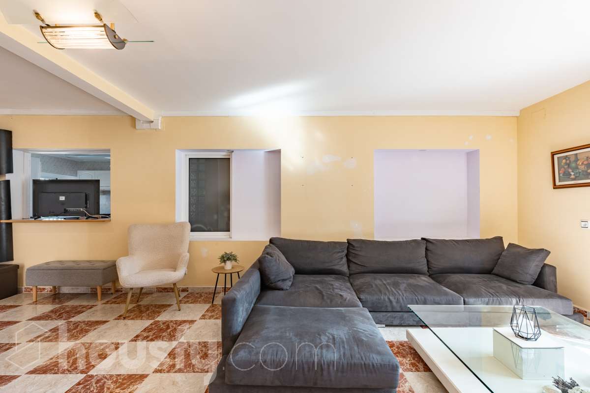Housfy vende este amplio piso en Segur de Calafell, una vivienda que destaca por su amplitud, su distribución versátil y sus agradables espacios exteriores, ideal para quienes buscan comodidad y espacio para toda la familia. Con 120 m² útiles, la vivienda ofrece una distribución que incluye un salón-comedor, cocina equipada, 6 dormitorios y 3 baños. Destacan especialmente sus tres suites con baño privado, que aportan un extra de privacidad y comodidad, así como la posibilidad de disponer de espacios adicionales para teletrabajar, recibir invitados o adaptarlos a las necesidades de cada familia. En el exterior, la propiedad cuenta con un balcón con vistas al mar, una amplia terraza con zona de barbacoa, perfecta para disfrutar de comidas al aire libre y reuniones con familiares y amigos, y un patio ajardinado que ofrece un agradable espacio para relajarse. Además, la vivienda permite disfrutar de las zonas comunitarias, que incluyen piscina y jardín. Para completar sus prestaciones, dispone de dos plazas de garaje y un trastero de gran capacidad, ideales para ganar comodidad y espacio de almacenamiento. El inmueble cuenta con cédula de habitabilidad y reúne características muy atractivas para quienes buscan una vivienda espaciosa, con vistas al mar y diferentes ambientes para disfrutar tanto del interior como del exterior. Contacta con Housfy para obtener más información y concertar una visita. ¡Descubre todo lo que esta vivienda puede ofrecerte! Zona y entorno Respecto a la ubicación, se sitúa en Segur de Calafell, municipio de Tarragona. Esta propiedad se encuentra cerca de transporte público, colegios, supermercados y farmacias. Aviso legal El precio de venta no incluye gastos de la compraventa como notaría, registro, impuestos, ni tampoco honorarios agencia. Esta publicación no es vinculante. Consulta siempre la nota simple con Housfy antes de formalizar la compraventa. Sobre nosotros Housfy es la plataforma integral de servicios inmobiliarios. Nuestra combinación de expertos y tecnología pone al alcance de todo el mundo servicios cómodos, claros y seguros. AICAT número: 7922. Nos encargamos de la gestión y asesoramiento de la compra. ¡Olvídate de todo! Hacemos los trámites por ti. Y, si además necesitas financiación, ponemos a tu disposición un bróker hipotecario para ayudarte a conseguir las mejores condiciones para tu perfil económico. ¿Quieres visitarla? Contacta con Housfy y agenda tu visita sin compromiso. Más información en: housfy.com En cumplimiento de la Ley 8/2026 en Cataluña, el certificado de presencia o ausencia de amianto se encuentra en proceso de tramitación.-4