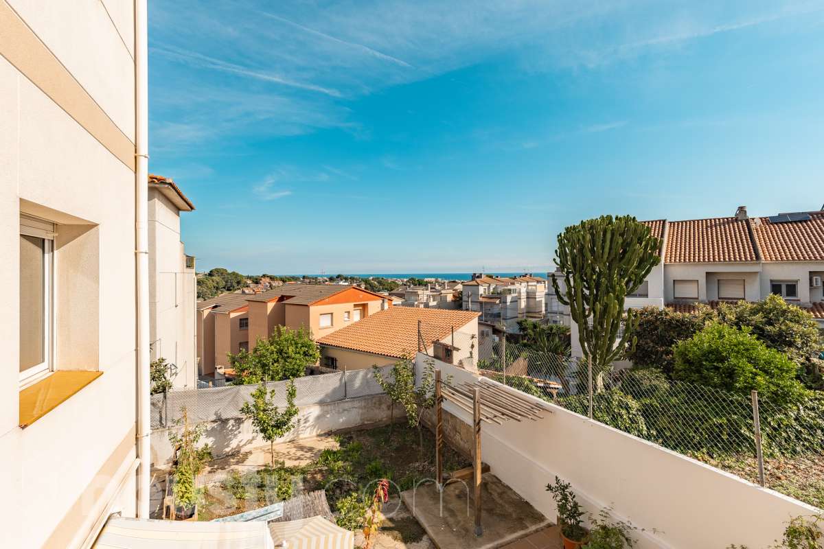 Housfy vende este amplio piso en Segur de Calafell, una vivienda que destaca por su amplitud, su distribución versátil y sus agradables espacios exteriores, ideal para quienes buscan comodidad y espacio para toda la familia. Con 120 m² útiles, la vivienda ofrece una distribución que incluye un salón-comedor, cocina equipada, 6 dormitorios y 3 baños. Destacan especialmente sus tres suites con baño privado, que aportan un extra de privacidad y comodidad, así como la posibilidad de disponer de espacios adicionales para teletrabajar, recibir invitados o adaptarlos a las necesidades de cada familia. En el exterior, la propiedad cuenta con un balcón con vistas al mar, una amplia terraza con zona de barbacoa, perfecta para disfrutar de comidas al aire libre y reuniones con familiares y amigos, y un patio ajardinado que ofrece un agradable espacio para relajarse. Además, la vivienda permite disfrutar de las zonas comunitarias, que incluyen piscina y jardín. Para completar sus prestaciones, dispone de dos plazas de garaje y un trastero de gran capacidad, ideales para ganar comodidad y espacio de almacenamiento. El inmueble cuenta con cédula de habitabilidad y reúne características muy atractivas para quienes buscan una vivienda espaciosa, con vistas al mar y diferentes ambientes para disfrutar tanto del interior como del exterior. Contacta con Housfy para obtener más información y concertar una visita. ¡Descubre todo lo que esta vivienda puede ofrecerte! Zona y entorno Respecto a la ubicación, se sitúa en Segur de Calafell, municipio de Tarragona. Esta propiedad se encuentra cerca de transporte público, colegios, supermercados y farmacias. Aviso legal El precio de venta no incluye gastos de la compraventa como notaría, registro, impuestos, ni tampoco honorarios agencia. Esta publicación no es vinculante. Consulta siempre la nota simple con Housfy antes de formalizar la compraventa. Sobre nosotros Housfy es la plataforma integral de servicios inmobiliarios. Nuestra combinación de expertos y tecnología pone al alcance de todo el mundo servicios cómodos, claros y seguros. AICAT número: 7922. Nos encargamos de la gestión y asesoramiento de la compra. ¡Olvídate de todo! Hacemos los trámites por ti. Y, si además necesitas financiación, ponemos a tu disposición un bróker hipotecario para ayudarte a conseguir las mejores condiciones para tu perfil económico. ¿Quieres visitarla? Contacta con Housfy y agenda tu visita sin compromiso. Más información en: housfy.com En cumplimiento de la Ley 8/2026 en Cataluña, el certificado de presencia o ausencia de amianto se encuentra en proceso de tramitación.-48