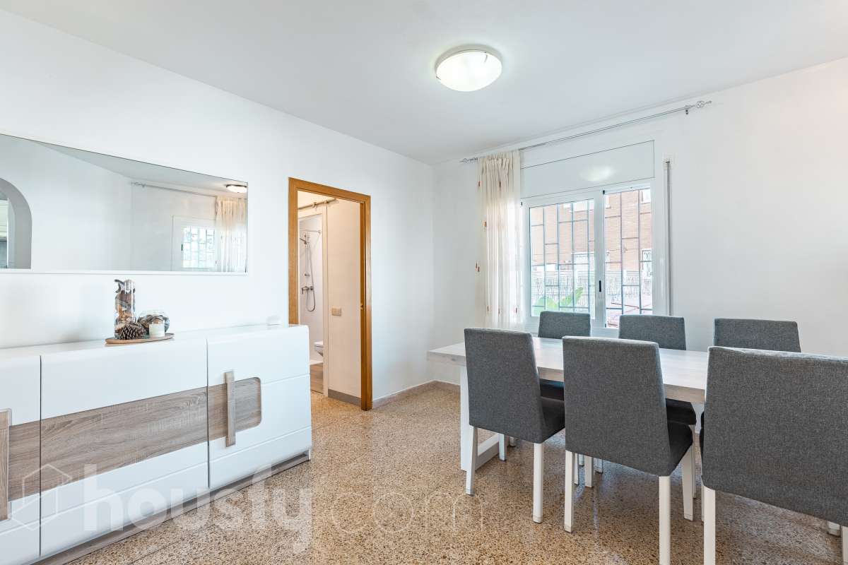 Housfy vende este amplio piso en Segur de Calafell, una vivienda que destaca por su amplitud, su distribución versátil y sus agradables espacios exteriores, ideal para quienes buscan comodidad y espacio para toda la familia. Con 120 m² útiles, la vivienda ofrece una distribución que incluye un salón-comedor, cocina equipada, 6 dormitorios y 3 baños. Destacan especialmente sus tres suites con baño privado, que aportan un extra de privacidad y comodidad, así como la posibilidad de disponer de espacios adicionales para teletrabajar, recibir invitados o adaptarlos a las necesidades de cada familia. En el exterior, la propiedad cuenta con un balcón con vistas al mar, una amplia terraza con zona de barbacoa, perfecta para disfrutar de comidas al aire libre y reuniones con familiares y amigos, y un patio ajardinado que ofrece un agradable espacio para relajarse. Además, la vivienda permite disfrutar de las zonas comunitarias, que incluyen piscina y jardín. Para completar sus prestaciones, dispone de dos plazas de garaje y un trastero de gran capacidad, ideales para ganar comodidad y espacio de almacenamiento. El inmueble cuenta con cédula de habitabilidad y reúne características muy atractivas para quienes buscan una vivienda espaciosa, con vistas al mar y diferentes ambientes para disfrutar tanto del interior como del exterior. Contacta con Housfy para obtener más información y concertar una visita. ¡Descubre todo lo que esta vivienda puede ofrecerte! Zona y entorno Respecto a la ubicación, se sitúa en Segur de Calafell, municipio de Tarragona. Esta propiedad se encuentra cerca de transporte público, colegios, supermercados y farmacias. Aviso legal El precio de venta no incluye gastos de la compraventa como notaría, registro, impuestos, ni tampoco honorarios agencia. Esta publicación no es vinculante. Consulta siempre la nota simple con Housfy antes de formalizar la compraventa. Sobre nosotros Housfy es la plataforma integral de servicios inmobiliarios. Nuestra combinación de expertos y tecnología pone al alcance de todo el mundo servicios cómodos, claros y seguros. AICAT número: 7922. Nos encargamos de la gestión y asesoramiento de la compra. ¡Olvídate de todo! Hacemos los trámites por ti. Y, si además necesitas financiación, ponemos a tu disposición un bróker hipotecario para ayudarte a conseguir las mejores condiciones para tu perfil económico. ¿Quieres visitarla? Contacta con Housfy y agenda tu visita sin compromiso. Más información en: housfy.com En cumplimiento de la Ley 8/2026 en Cataluña, el certificado de presencia o ausencia de amianto se encuentra en proceso de tramitación.-10
