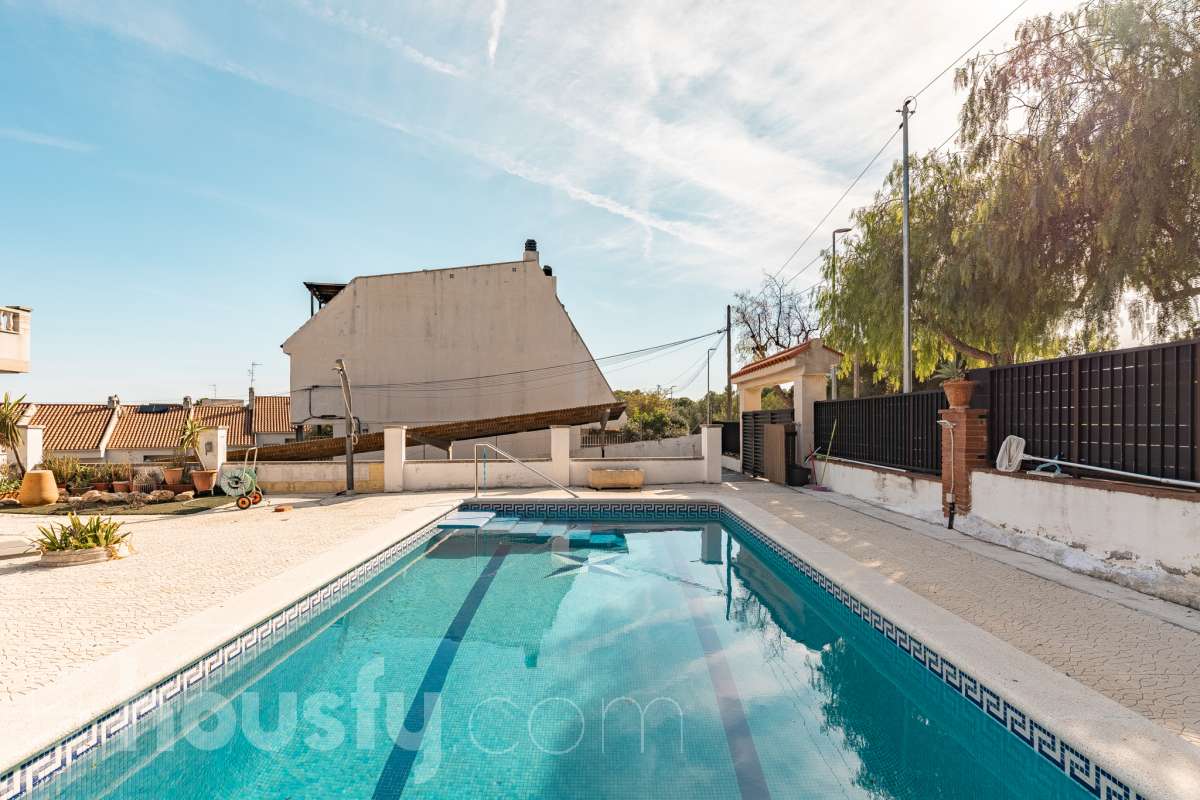 Housfy vende este amplio piso en Segur de Calafell, una vivienda que destaca por su amplitud, su distribución versátil y sus agradables espacios exteriores, ideal para quienes buscan comodidad y espacio para toda la familia. Con 120 m² útiles, la vivienda ofrece una distribución que incluye un salón-comedor, cocina equipada, 6 dormitorios y 3 baños. Destacan especialmente sus tres suites con baño privado, que aportan un extra de privacidad y comodidad, así como la posibilidad de disponer de espacios adicionales para teletrabajar, recibir invitados o adaptarlos a las necesidades de cada familia. En el exterior, la propiedad cuenta con un balcón con vistas al mar, una amplia terraza con zona de barbacoa, perfecta para disfrutar de comidas al aire libre y reuniones con familiares y amigos, y un patio ajardinado que ofrece un agradable espacio para relajarse. Además, la vivienda permite disfrutar de las zonas comunitarias, que incluyen piscina y jardín. Para completar sus prestaciones, dispone de dos plazas de garaje y un trastero de gran capacidad, ideales para ganar comodidad y espacio de almacenamiento. El inmueble cuenta con cédula de habitabilidad y reúne características muy atractivas para quienes buscan una vivienda espaciosa, con vistas al mar y diferentes ambientes para disfrutar tanto del interior como del exterior. Contacta con Housfy para obtener más información y concertar una visita. ¡Descubre todo lo que esta vivienda puede ofrecerte! Zona y entorno Respecto a la ubicación, se sitúa en Segur de Calafell, municipio de Tarragona. Esta propiedad se encuentra cerca de transporte público, colegios, supermercados y farmacias. Aviso legal El precio de venta no incluye gastos de la compraventa como notaría, registro, impuestos, ni tampoco honorarios agencia. Esta publicación no es vinculante. Consulta siempre la nota simple con Housfy antes de formalizar la compraventa. Sobre nosotros Housfy es la plataforma integral de servicios inmobiliarios. Nuestra combinación de expertos y tecnología pone al alcance de todo el mundo servicios cómodos, claros y seguros. AICAT número: 7922. Nos encargamos de la gestión y asesoramiento de la compra. ¡Olvídate de todo! Hacemos los trámites por ti. Y, si además necesitas financiación, ponemos a tu disposición un bróker hipotecario para ayudarte a conseguir las mejores condiciones para tu perfil económico. ¿Quieres visitarla? Contacta con Housfy y agenda tu visita sin compromiso. Más información en: housfy.com En cumplimiento de la Ley 8/2026 en Cataluña, el certificado de presencia o ausencia de amianto se encuentra en proceso de tramitación.-44