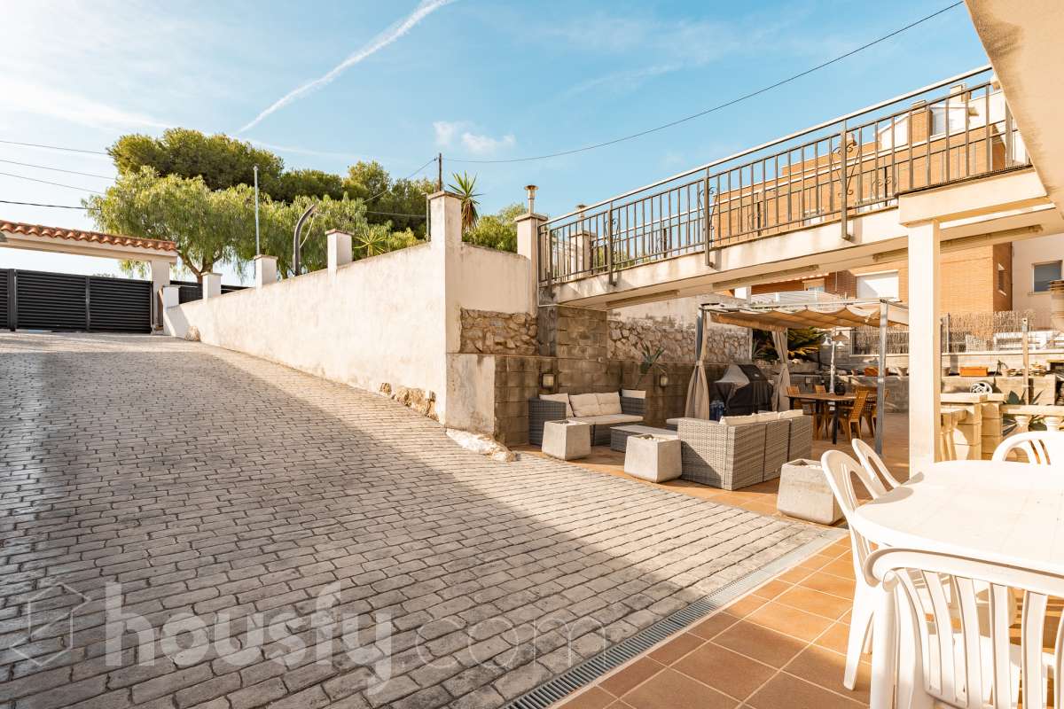 Housfy vende este amplio piso en Segur de Calafell, una vivienda que destaca por su amplitud, su distribución versátil y sus agradables espacios exteriores, ideal para quienes buscan comodidad y espacio para toda la familia. Con 120 m² útiles, la vivienda ofrece una distribución que incluye un salón-comedor, cocina equipada, 6 dormitorios y 3 baños. Destacan especialmente sus tres suites con baño privado, que aportan un extra de privacidad y comodidad, así como la posibilidad de disponer de espacios adicionales para teletrabajar, recibir invitados o adaptarlos a las necesidades de cada familia. En el exterior, la propiedad cuenta con un balcón con vistas al mar, una amplia terraza con zona de barbacoa, perfecta para disfrutar de comidas al aire libre y reuniones con familiares y amigos, y un patio ajardinado que ofrece un agradable espacio para relajarse. Además, la vivienda permite disfrutar de las zonas comunitarias, que incluyen piscina y jardín. Para completar sus prestaciones, dispone de dos plazas de garaje y un trastero de gran capacidad, ideales para ganar comodidad y espacio de almacenamiento. El inmueble cuenta con cédula de habitabilidad y reúne características muy atractivas para quienes buscan una vivienda espaciosa, con vistas al mar y diferentes ambientes para disfrutar tanto del interior como del exterior. Contacta con Housfy para obtener más información y concertar una visita. ¡Descubre todo lo que esta vivienda puede ofrecerte! Zona y entorno Respecto a la ubicación, se sitúa en Segur de Calafell, municipio de Tarragona. Esta propiedad se encuentra cerca de transporte público, colegios, supermercados y farmacias. Aviso legal El precio de venta no incluye gastos de la compraventa como notaría, registro, impuestos, ni tampoco honorarios agencia. Esta publicación no es vinculante. Consulta siempre la nota simple con Housfy antes de formalizar la compraventa. Sobre nosotros Housfy es la plataforma integral de servicios inmobiliarios. Nuestra combinación de expertos y tecnología pone al alcance de todo el mundo servicios cómodos, claros y seguros. AICAT número: 7922. Nos encargamos de la gestión y asesoramiento de la compra. ¡Olvídate de todo! Hacemos los trámites por ti. Y, si además necesitas financiación, ponemos a tu disposición un bróker hipotecario para ayudarte a conseguir las mejores condiciones para tu perfil económico. ¿Quieres visitarla? Contacta con Housfy y agenda tu visita sin compromiso. Más información en: housfy.com En cumplimiento de la Ley 8/2026 en Cataluña, el certificado de presencia o ausencia de amianto se encuentra en proceso de tramitación.-34