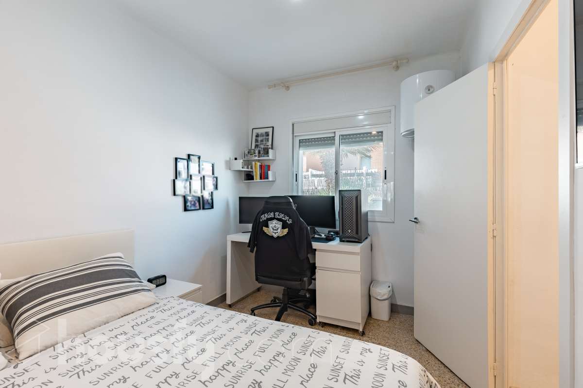Housfy vende este amplio piso en Segur de Calafell, una vivienda que destaca por su amplitud, su distribución versátil y sus agradables espacios exteriores, ideal para quienes buscan comodidad y espacio para toda la familia. Con 120 m² útiles, la vivienda ofrece una distribución que incluye un salón-comedor, cocina equipada, 6 dormitorios y 3 baños. Destacan especialmente sus tres suites con baño privado, que aportan un extra de privacidad y comodidad, así como la posibilidad de disponer de espacios adicionales para teletrabajar, recibir invitados o adaptarlos a las necesidades de cada familia. En el exterior, la propiedad cuenta con un balcón con vistas al mar, una amplia terraza con zona de barbacoa, perfecta para disfrutar de comidas al aire libre y reuniones con familiares y amigos, y un patio ajardinado que ofrece un agradable espacio para relajarse. Además, la vivienda permite disfrutar de las zonas comunitarias, que incluyen piscina y jardín. Para completar sus prestaciones, dispone de dos plazas de garaje y un trastero de gran capacidad, ideales para ganar comodidad y espacio de almacenamiento. El inmueble cuenta con cédula de habitabilidad y reúne características muy atractivas para quienes buscan una vivienda espaciosa, con vistas al mar y diferentes ambientes para disfrutar tanto del interior como del exterior. Contacta con Housfy para obtener más información y concertar una visita. ¡Descubre todo lo que esta vivienda puede ofrecerte! Zona y entorno Respecto a la ubicación, se sitúa en Segur de Calafell, municipio de Tarragona. Esta propiedad se encuentra cerca de transporte público, colegios, supermercados y farmacias. Aviso legal El precio de venta no incluye gastos de la compraventa como notaría, registro, impuestos, ni tampoco honorarios agencia. Esta publicación no es vinculante. Consulta siempre la nota simple con Housfy antes de formalizar la compraventa. Sobre nosotros Housfy es la plataforma integral de servicios inmobiliarios. Nuestra combinación de expertos y tecnología pone al alcance de todo el mundo servicios cómodos, claros y seguros. AICAT número: 7922. Nos encargamos de la gestión y asesoramiento de la compra. ¡Olvídate de todo! Hacemos los trámites por ti. Y, si además necesitas financiación, ponemos a tu disposición un bróker hipotecario para ayudarte a conseguir las mejores condiciones para tu perfil económico. ¿Quieres visitarla? Contacta con Housfy y agenda tu visita sin compromiso. Más información en: housfy.com En cumplimiento de la Ley 8/2026 en Cataluña, el certificado de presencia o ausencia de amianto se encuentra en proceso de tramitación.-22