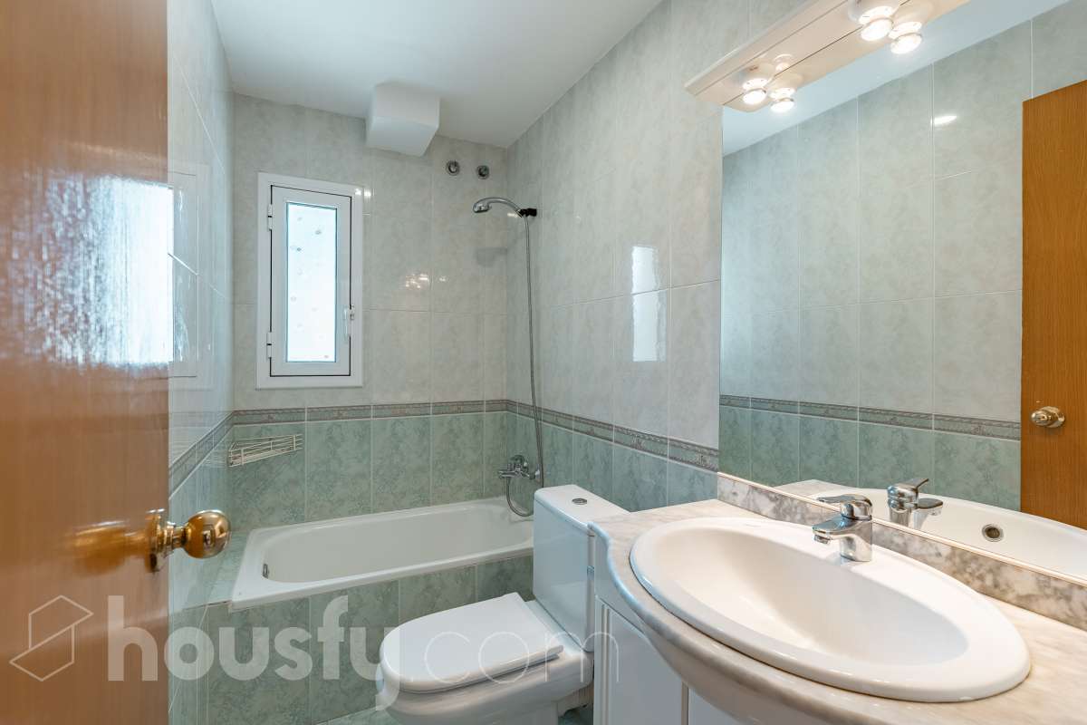 Housfy vende este amplio piso en Segur de Calafell, una vivienda que destaca por su amplitud, su distribución versátil y sus agradables espacios exteriores, ideal para quienes buscan comodidad y espacio para toda la familia. Con 120 m² útiles, la vivienda ofrece una distribución que incluye un salón-comedor, cocina equipada, 6 dormitorios y 3 baños. Destacan especialmente sus tres suites con baño privado, que aportan un extra de privacidad y comodidad, así como la posibilidad de disponer de espacios adicionales para teletrabajar, recibir invitados o adaptarlos a las necesidades de cada familia. En el exterior, la propiedad cuenta con un balcón con vistas al mar, una amplia terraza con zona de barbacoa, perfecta para disfrutar de comidas al aire libre y reuniones con familiares y amigos, y un patio ajardinado que ofrece un agradable espacio para relajarse. Además, la vivienda permite disfrutar de las zonas comunitarias, que incluyen piscina y jardín. Para completar sus prestaciones, dispone de dos plazas de garaje y un trastero de gran capacidad, ideales para ganar comodidad y espacio de almacenamiento. El inmueble cuenta con cédula de habitabilidad y reúne características muy atractivas para quienes buscan una vivienda espaciosa, con vistas al mar y diferentes ambientes para disfrutar tanto del interior como del exterior. Contacta con Housfy para obtener más información y concertar una visita. ¡Descubre todo lo que esta vivienda puede ofrecerte! Zona y entorno Respecto a la ubicación, se sitúa en Segur de Calafell, municipio de Tarragona. Esta propiedad se encuentra cerca de transporte público, colegios, supermercados y farmacias. Aviso legal El precio de venta no incluye gastos de la compraventa como notaría, registro, impuestos, ni tampoco honorarios agencia. Esta publicación no es vinculante. Consulta siempre la nota simple con Housfy antes de formalizar la compraventa. Sobre nosotros Housfy es la plataforma integral de servicios inmobiliarios. Nuestra combinación de expertos y tecnología pone al alcance de todo el mundo servicios cómodos, claros y seguros. AICAT número: 7922. Nos encargamos de la gestión y asesoramiento de la compra. ¡Olvídate de todo! Hacemos los trámites por ti. Y, si además necesitas financiación, ponemos a tu disposición un bróker hipotecario para ayudarte a conseguir las mejores condiciones para tu perfil económico. ¿Quieres visitarla? Contacta con Housfy y agenda tu visita sin compromiso. Más información en: housfy.com En cumplimiento de la Ley 8/2026 en Cataluña, el certificado de presencia o ausencia de amianto se encuentra en proceso de tramitación.-27