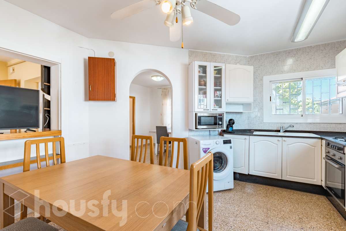 Housfy vende este amplio piso en Segur de Calafell, una vivienda que destaca por su amplitud, su distribución versátil y sus agradables espacios exteriores, ideal para quienes buscan comodidad y espacio para toda la familia. Con 120 m² útiles, la vivienda ofrece una distribución que incluye un salón-comedor, cocina equipada, 6 dormitorios y 3 baños. Destacan especialmente sus tres suites con baño privado, que aportan un extra de privacidad y comodidad, así como la posibilidad de disponer de espacios adicionales para teletrabajar, recibir invitados o adaptarlos a las necesidades de cada familia. En el exterior, la propiedad cuenta con un balcón con vistas al mar, una amplia terraza con zona de barbacoa, perfecta para disfrutar de comidas al aire libre y reuniones con familiares y amigos, y un patio ajardinado que ofrece un agradable espacio para relajarse. Además, la vivienda permite disfrutar de las zonas comunitarias, que incluyen piscina y jardín. Para completar sus prestaciones, dispone de dos plazas de garaje y un trastero de gran capacidad, ideales para ganar comodidad y espacio de almacenamiento. El inmueble cuenta con cédula de habitabilidad y reúne características muy atractivas para quienes buscan una vivienda espaciosa, con vistas al mar y diferentes ambientes para disfrutar tanto del interior como del exterior. Contacta con Housfy para obtener más información y concertar una visita. ¡Descubre todo lo que esta vivienda puede ofrecerte! Zona y entorno Respecto a la ubicación, se sitúa en Segur de Calafell, municipio de Tarragona. Esta propiedad se encuentra cerca de transporte público, colegios, supermercados y farmacias. Aviso legal El precio de venta no incluye gastos de la compraventa como notaría, registro, impuestos, ni tampoco honorarios agencia. Esta publicación no es vinculante. Consulta siempre la nota simple con Housfy antes de formalizar la compraventa. Sobre nosotros Housfy es la plataforma integral de servicios inmobiliarios. Nuestra combinación de expertos y tecnología pone al alcance de todo el mundo servicios cómodos, claros y seguros. AICAT número: 7922. Nos encargamos de la gestión y asesoramiento de la compra. ¡Olvídate de todo! Hacemos los trámites por ti. Y, si además necesitas financiación, ponemos a tu disposición un bróker hipotecario para ayudarte a conseguir las mejores condiciones para tu perfil económico. ¿Quieres visitarla? Contacta con Housfy y agenda tu visita sin compromiso. Más información en: housfy.com En cumplimiento de la Ley 8/2026 en Cataluña, el certificado de presencia o ausencia de amianto se encuentra en proceso de tramitación.-25
