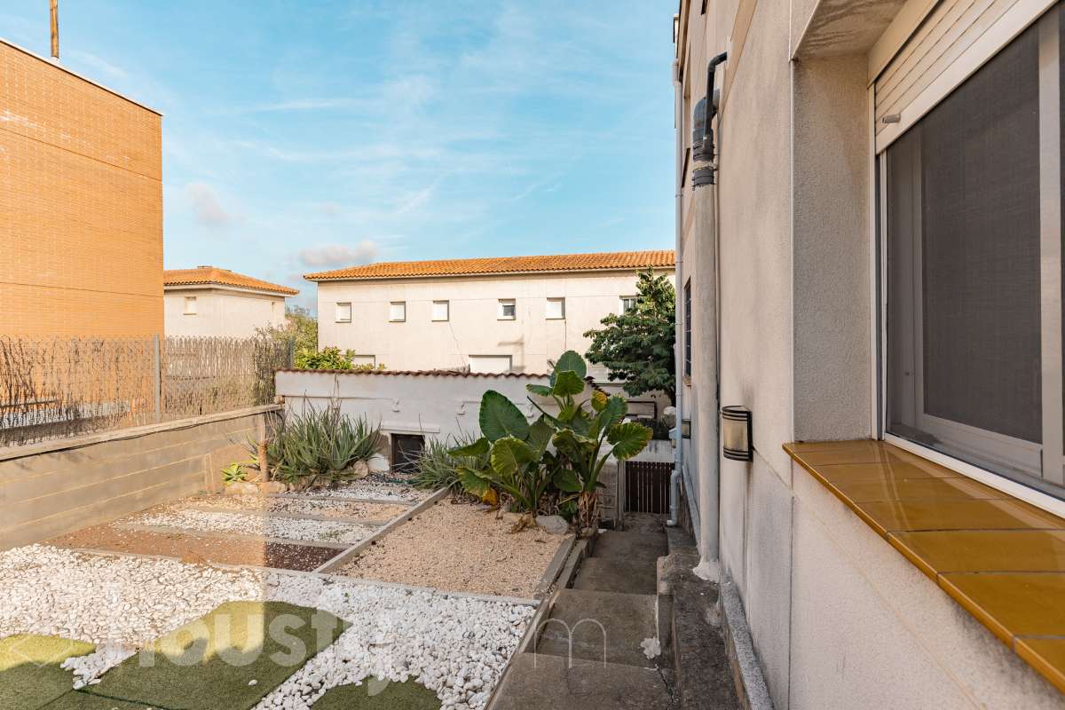 Housfy vende este amplio piso en Segur de Calafell, una vivienda que destaca por su amplitud, su distribución versátil y sus agradables espacios exteriores, ideal para quienes buscan comodidad y espacio para toda la familia. Con 120 m² útiles, la vivienda ofrece una distribución que incluye un salón-comedor, cocina equipada, 6 dormitorios y 3 baños. Destacan especialmente sus tres suites con baño privado, que aportan un extra de privacidad y comodidad, así como la posibilidad de disponer de espacios adicionales para teletrabajar, recibir invitados o adaptarlos a las necesidades de cada familia. En el exterior, la propiedad cuenta con un balcón con vistas al mar, una amplia terraza con zona de barbacoa, perfecta para disfrutar de comidas al aire libre y reuniones con familiares y amigos, y un patio ajardinado que ofrece un agradable espacio para relajarse. Además, la vivienda permite disfrutar de las zonas comunitarias, que incluyen piscina y jardín. Para completar sus prestaciones, dispone de dos plazas de garaje y un trastero de gran capacidad, ideales para ganar comodidad y espacio de almacenamiento. El inmueble cuenta con cédula de habitabilidad y reúne características muy atractivas para quienes buscan una vivienda espaciosa, con vistas al mar y diferentes ambientes para disfrutar tanto del interior como del exterior. Contacta con Housfy para obtener más información y concertar una visita. ¡Descubre todo lo que esta vivienda puede ofrecerte! Zona y entorno Respecto a la ubicación, se sitúa en Segur de Calafell, municipio de Tarragona. Esta propiedad se encuentra cerca de transporte público, colegios, supermercados y farmacias. Aviso legal El precio de venta no incluye gastos de la compraventa como notaría, registro, impuestos, ni tampoco honorarios agencia. Esta publicación no es vinculante. Consulta siempre la nota simple con Housfy antes de formalizar la compraventa. Sobre nosotros Housfy es la plataforma integral de servicios inmobiliarios. Nuestra combinación de expertos y tecnología pone al alcance de todo el mundo servicios cómodos, claros y seguros. AICAT número: 7922. Nos encargamos de la gestión y asesoramiento de la compra. ¡Olvídate de todo! Hacemos los trámites por ti. Y, si además necesitas financiación, ponemos a tu disposición un bróker hipotecario para ayudarte a conseguir las mejores condiciones para tu perfil económico. ¿Quieres visitarla? Contacta con Housfy y agenda tu visita sin compromiso. Más información en: housfy.com En cumplimiento de la Ley 8/2026 en Cataluña, el certificado de presencia o ausencia de amianto se encuentra en proceso de tramitación.-41