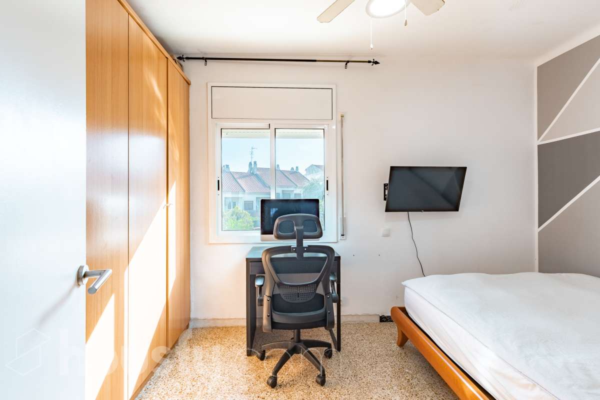 Housfy vende este amplio piso en Segur de Calafell, una vivienda que destaca por su amplitud, su distribución versátil y sus agradables espacios exteriores, ideal para quienes buscan comodidad y espacio para toda la familia. Con 120 m² útiles, la vivienda ofrece una distribución que incluye un salón-comedor, cocina equipada, 6 dormitorios y 3 baños. Destacan especialmente sus tres suites con baño privado, que aportan un extra de privacidad y comodidad, así como la posibilidad de disponer de espacios adicionales para teletrabajar, recibir invitados o adaptarlos a las necesidades de cada familia. En el exterior, la propiedad cuenta con un balcón con vistas al mar, una amplia terraza con zona de barbacoa, perfecta para disfrutar de comidas al aire libre y reuniones con familiares y amigos, y un patio ajardinado que ofrece un agradable espacio para relajarse. Además, la vivienda permite disfrutar de las zonas comunitarias, que incluyen piscina y jardín. Para completar sus prestaciones, dispone de dos plazas de garaje y un trastero de gran capacidad, ideales para ganar comodidad y espacio de almacenamiento. El inmueble cuenta con cédula de habitabilidad y reúne características muy atractivas para quienes buscan una vivienda espaciosa, con vistas al mar y diferentes ambientes para disfrutar tanto del interior como del exterior. Contacta con Housfy para obtener más información y concertar una visita. ¡Descubre todo lo que esta vivienda puede ofrecerte! Zona y entorno Respecto a la ubicación, se sitúa en Segur de Calafell, municipio de Tarragona. Esta propiedad se encuentra cerca de transporte público, colegios, supermercados y farmacias. Aviso legal El precio de venta no incluye gastos de la compraventa como notaría, registro, impuestos, ni tampoco honorarios agencia. Esta publicación no es vinculante. Consulta siempre la nota simple con Housfy antes de formalizar la compraventa. Sobre nosotros Housfy es la plataforma integral de servicios inmobiliarios. Nuestra combinación de expertos y tecnología pone al alcance de todo el mundo servicios cómodos, claros y seguros. AICAT número: 7922. Nos encargamos de la gestión y asesoramiento de la compra. ¡Olvídate de todo! Hacemos los trámites por ti. Y, si además necesitas financiación, ponemos a tu disposición un bróker hipotecario para ayudarte a conseguir las mejores condiciones para tu perfil económico. ¿Quieres visitarla? Contacta con Housfy y agenda tu visita sin compromiso. Más información en: housfy.com En cumplimiento de la Ley 8/2026 en Cataluña, el certificado de presencia o ausencia de amianto se encuentra en proceso de tramitación.-16