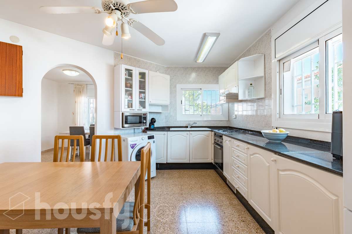 Housfy vende este amplio piso en Segur de Calafell, una vivienda que destaca por su amplitud, su distribución versátil y sus agradables espacios exteriores, ideal para quienes buscan comodidad y espacio para toda la familia. Con 120 m² útiles, la vivienda ofrece una distribución que incluye un salón-comedor, cocina equipada, 6 dormitorios y 3 baños. Destacan especialmente sus tres suites con baño privado, que aportan un extra de privacidad y comodidad, así como la posibilidad de disponer de espacios adicionales para teletrabajar, recibir invitados o adaptarlos a las necesidades de cada familia. En el exterior, la propiedad cuenta con un balcón con vistas al mar, una amplia terraza con zona de barbacoa, perfecta para disfrutar de comidas al aire libre y reuniones con familiares y amigos, y un patio ajardinado que ofrece un agradable espacio para relajarse. Además, la vivienda permite disfrutar de las zonas comunitarias, que incluyen piscina y jardín. Para completar sus prestaciones, dispone de dos plazas de garaje y un trastero de gran capacidad, ideales para ganar comodidad y espacio de almacenamiento. El inmueble cuenta con cédula de habitabilidad y reúne características muy atractivas para quienes buscan una vivienda espaciosa, con vistas al mar y diferentes ambientes para disfrutar tanto del interior como del exterior. Contacta con Housfy para obtener más información y concertar una visita. ¡Descubre todo lo que esta vivienda puede ofrecerte! Zona y entorno Respecto a la ubicación, se sitúa en Segur de Calafell, municipio de Tarragona. Esta propiedad se encuentra cerca de transporte público, colegios, supermercados y farmacias. Aviso legal El precio de venta no incluye gastos de la compraventa como notaría, registro, impuestos, ni tampoco honorarios agencia. Esta publicación no es vinculante. Consulta siempre la nota simple con Housfy antes de formalizar la compraventa. Sobre nosotros Housfy es la plataforma integral de servicios inmobiliarios. Nuestra combinación de expertos y tecnología pone al alcance de todo el mundo servicios cómodos, claros y seguros. AICAT número: 7922. Nos encargamos de la gestión y asesoramiento de la compra. ¡Olvídate de todo! Hacemos los trámites por ti. Y, si además necesitas financiación, ponemos a tu disposición un bróker hipotecario para ayudarte a conseguir las mejores condiciones para tu perfil económico. ¿Quieres visitarla? Contacta con Housfy y agenda tu visita sin compromiso. Más información en: housfy.com En cumplimiento de la Ley 8/2026 en Cataluña, el certificado de presencia o ausencia de amianto se encuentra en proceso de tramitación.-24