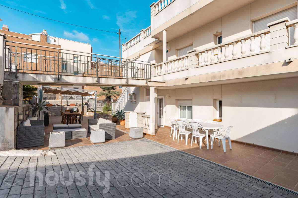 Housfy vende este amplio piso en Segur de Calafell, una vivienda que destaca por su amplitud, su distribución versátil y sus agradables espacios exteriores, ideal para quienes buscan comodidad y espacio para toda la familia. Con 120 m² útiles, la vivienda ofrece una distribución que incluye un salón-comedor, cocina equipada, 6 dormitorios y 3 baños. Destacan especialmente sus tres suites con baño privado, que aportan un extra de privacidad y comodidad, así como la posibilidad de disponer de espacios adicionales para teletrabajar, recibir invitados o adaptarlos a las necesidades de cada familia. En el exterior, la propiedad cuenta con un balcón con vistas al mar, una amplia terraza con zona de barbacoa, perfecta para disfrutar de comidas al aire libre y reuniones con familiares y amigos, y un patio ajardinado que ofrece un agradable espacio para relajarse. Además, la vivienda permite disfrutar de las zonas comunitarias, que incluyen piscina y jardín. Para completar sus prestaciones, dispone de dos plazas de garaje y un trastero de gran capacidad, ideales para ganar comodidad y espacio de almacenamiento. El inmueble cuenta con cédula de habitabilidad y reúne características muy atractivas para quienes buscan una vivienda espaciosa, con vistas al mar y diferentes ambientes para disfrutar tanto del interior como del exterior. Contacta con Housfy para obtener más información y concertar una visita. ¡Descubre todo lo que esta vivienda puede ofrecerte! Zona y entorno Respecto a la ubicación, se sitúa en Segur de Calafell, municipio de Tarragona. Esta propiedad se encuentra cerca de transporte público, colegios, supermercados y farmacias. Aviso legal El precio de venta no incluye gastos de la compraventa como notaría, registro, impuestos, ni tampoco honorarios agencia. Esta publicación no es vinculante. Consulta siempre la nota simple con Housfy antes de formalizar la compraventa. Sobre nosotros Housfy es la plataforma integral de servicios inmobiliarios. Nuestra combinación de expertos y tecnología pone al alcance de todo el mundo servicios cómodos, claros y seguros. AICAT número: 7922. Nos encargamos de la gestión y asesoramiento de la compra. ¡Olvídate de todo! Hacemos los trámites por ti. Y, si además necesitas financiación, ponemos a tu disposición un bróker hipotecario para ayudarte a conseguir las mejores condiciones para tu perfil económico. ¿Quieres visitarla? Contacta con Housfy y agenda tu visita sin compromiso. Más información en: housfy.com En cumplimiento de la Ley 8/2026 en Cataluña, el certificado de presencia o ausencia de amianto se encuentra en proceso de tramitación.-35