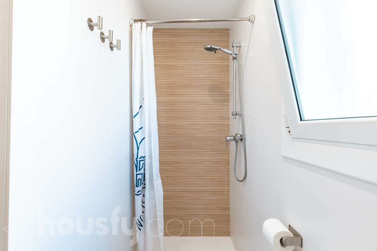 Housfy vende este amplio piso en Segur de Calafell, una vivienda que destaca por su amplitud, su distribución versátil y sus agradables espacios exteriores, ideal para quienes buscan comodidad y espacio para toda la familia. Con 120 m² útiles, la vivienda ofrece una distribución que incluye un salón-comedor, cocina equipada, 6 dormitorios y 3 baños. Destacan especialmente sus tres suites con baño privado, que aportan un extra de privacidad y comodidad, así como la posibilidad de disponer de espacios adicionales para teletrabajar, recibir invitados o adaptarlos a las necesidades de cada familia. En el exterior, la propiedad cuenta con un balcón con vistas al mar, una amplia terraza con zona de barbacoa, perfecta para disfrutar de comidas al aire libre y reuniones con familiares y amigos, y un patio ajardinado que ofrece un agradable espacio para relajarse. Además, la vivienda permite disfrutar de las zonas comunitarias, que incluyen piscina y jardín. Para completar sus prestaciones, dispone de dos plazas de garaje y un trastero de gran capacidad, ideales para ganar comodidad y espacio de almacenamiento. El inmueble cuenta con cédula de habitabilidad y reúne características muy atractivas para quienes buscan una vivienda espaciosa, con vistas al mar y diferentes ambientes para disfrutar tanto del interior como del exterior. Contacta con Housfy para obtener más información y concertar una visita. ¡Descubre todo lo que esta vivienda puede ofrecerte! Zona y entorno Respecto a la ubicación, se sitúa en Segur de Calafell, municipio de Tarragona. Esta propiedad se encuentra cerca de transporte público, colegios, supermercados y farmacias. Aviso legal El precio de venta no incluye gastos de la compraventa como notaría, registro, impuestos, ni tampoco honorarios agencia. Esta publicación no es vinculante. Consulta siempre la nota simple con Housfy antes de formalizar la compraventa. Sobre nosotros Housfy es la plataforma integral de servicios inmobiliarios. Nuestra combinación de expertos y tecnología pone al alcance de todo el mundo servicios cómodos, claros y seguros. AICAT número: 7922. Nos encargamos de la gestión y asesoramiento de la compra. ¡Olvídate de todo! Hacemos los trámites por ti. Y, si además necesitas financiación, ponemos a tu disposición un bróker hipotecario para ayudarte a conseguir las mejores condiciones para tu perfil económico. ¿Quieres visitarla? Contacta con Housfy y agenda tu visita sin compromiso. Más información en: housfy.com En cumplimiento de la Ley 8/2026 en Cataluña, el certificado de presencia o ausencia de amianto se encuentra en proceso de tramitación.-32