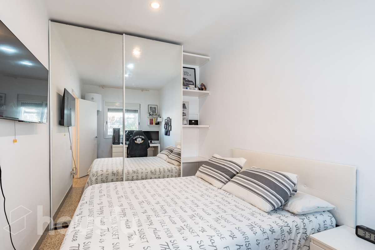Housfy vende este amplio piso en Segur de Calafell, una vivienda que destaca por su amplitud, su distribución versátil y sus agradables espacios exteriores, ideal para quienes buscan comodidad y espacio para toda la familia. Con 120 m² útiles, la vivienda ofrece una distribución que incluye un salón-comedor, cocina equipada, 6 dormitorios y 3 baños. Destacan especialmente sus tres suites con baño privado, que aportan un extra de privacidad y comodidad, así como la posibilidad de disponer de espacios adicionales para teletrabajar, recibir invitados o adaptarlos a las necesidades de cada familia. En el exterior, la propiedad cuenta con un balcón con vistas al mar, una amplia terraza con zona de barbacoa, perfecta para disfrutar de comidas al aire libre y reuniones con familiares y amigos, y un patio ajardinado que ofrece un agradable espacio para relajarse. Además, la vivienda permite disfrutar de las zonas comunitarias, que incluyen piscina y jardín. Para completar sus prestaciones, dispone de dos plazas de garaje y un trastero de gran capacidad, ideales para ganar comodidad y espacio de almacenamiento. El inmueble cuenta con cédula de habitabilidad y reúne características muy atractivas para quienes buscan una vivienda espaciosa, con vistas al mar y diferentes ambientes para disfrutar tanto del interior como del exterior. Contacta con Housfy para obtener más información y concertar una visita. ¡Descubre todo lo que esta vivienda puede ofrecerte! Zona y entorno Respecto a la ubicación, se sitúa en Segur de Calafell, municipio de Tarragona. Esta propiedad se encuentra cerca de transporte público, colegios, supermercados y farmacias. Aviso legal El precio de venta no incluye gastos de la compraventa como notaría, registro, impuestos, ni tampoco honorarios agencia. Esta publicación no es vinculante. Consulta siempre la nota simple con Housfy antes de formalizar la compraventa. Sobre nosotros Housfy es la plataforma integral de servicios inmobiliarios. Nuestra combinación de expertos y tecnología pone al alcance de todo el mundo servicios cómodos, claros y seguros. AICAT número: 7922. Nos encargamos de la gestión y asesoramiento de la compra. ¡Olvídate de todo! Hacemos los trámites por ti. Y, si además necesitas financiación, ponemos a tu disposición un bróker hipotecario para ayudarte a conseguir las mejores condiciones para tu perfil económico. ¿Quieres visitarla? Contacta con Housfy y agenda tu visita sin compromiso. Más información en: housfy.com En cumplimiento de la Ley 8/2026 en Cataluña, el certificado de presencia o ausencia de amianto se encuentra en proceso de tramitación.-21