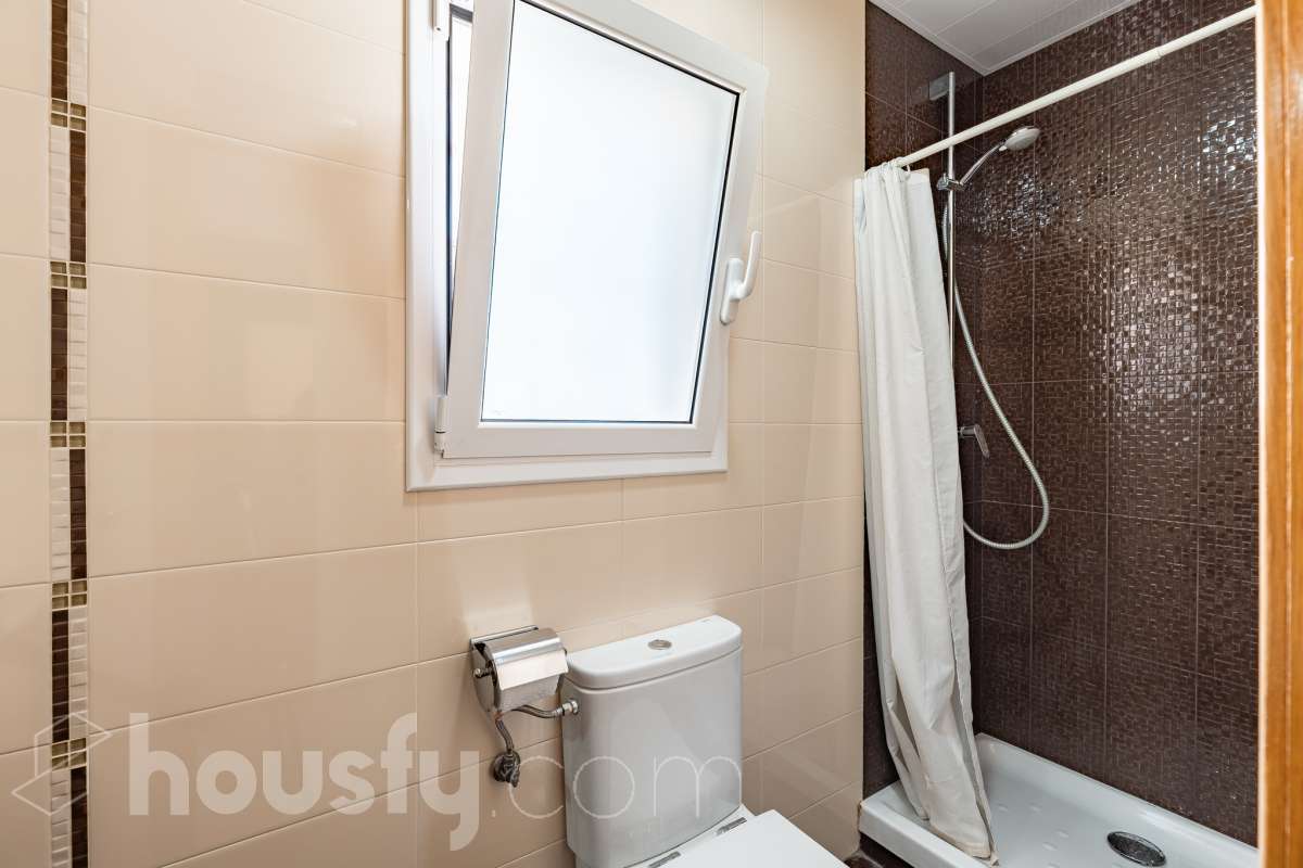 Housfy vende este amplio piso en Segur de Calafell, una vivienda que destaca por su amplitud, su distribución versátil y sus agradables espacios exteriores, ideal para quienes buscan comodidad y espacio para toda la familia. Con 120 m² útiles, la vivienda ofrece una distribución que incluye un salón-comedor, cocina equipada, 6 dormitorios y 3 baños. Destacan especialmente sus tres suites con baño privado, que aportan un extra de privacidad y comodidad, así como la posibilidad de disponer de espacios adicionales para teletrabajar, recibir invitados o adaptarlos a las necesidades de cada familia. En el exterior, la propiedad cuenta con un balcón con vistas al mar, una amplia terraza con zona de barbacoa, perfecta para disfrutar de comidas al aire libre y reuniones con familiares y amigos, y un patio ajardinado que ofrece un agradable espacio para relajarse. Además, la vivienda permite disfrutar de las zonas comunitarias, que incluyen piscina y jardín. Para completar sus prestaciones, dispone de dos plazas de garaje y un trastero de gran capacidad, ideales para ganar comodidad y espacio de almacenamiento. El inmueble cuenta con cédula de habitabilidad y reúne características muy atractivas para quienes buscan una vivienda espaciosa, con vistas al mar y diferentes ambientes para disfrutar tanto del interior como del exterior. Contacta con Housfy para obtener más información y concertar una visita. ¡Descubre todo lo que esta vivienda puede ofrecerte! Zona y entorno Respecto a la ubicación, se sitúa en Segur de Calafell, municipio de Tarragona. Esta propiedad se encuentra cerca de transporte público, colegios, supermercados y farmacias. Aviso legal El precio de venta no incluye gastos de la compraventa como notaría, registro, impuestos, ni tampoco honorarios agencia. Esta publicación no es vinculante. Consulta siempre la nota simple con Housfy antes de formalizar la compraventa. Sobre nosotros Housfy es la plataforma integral de servicios inmobiliarios. Nuestra combinación de expertos y tecnología pone al alcance de todo el mundo servicios cómodos, claros y seguros. AICAT número: 7922. Nos encargamos de la gestión y asesoramiento de la compra. ¡Olvídate de todo! Hacemos los trámites por ti. Y, si además necesitas financiación, ponemos a tu disposición un bróker hipotecario para ayudarte a conseguir las mejores condiciones para tu perfil económico. ¿Quieres visitarla? Contacta con Housfy y agenda tu visita sin compromiso. Más información en: housfy.com En cumplimiento de la Ley 8/2026 en Cataluña, el certificado de presencia o ausencia de amianto se encuentra en proceso de tramitación.-30
