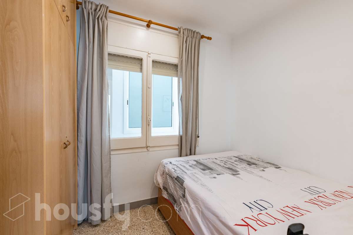 Housfy vende este amplio piso en Segur de Calafell, una vivienda que destaca por su amplitud, su distribución versátil y sus agradables espacios exteriores, ideal para quienes buscan comodidad y espacio para toda la familia. Con 120 m² útiles, la vivienda ofrece una distribución que incluye un salón-comedor, cocina equipada, 6 dormitorios y 3 baños. Destacan especialmente sus tres suites con baño privado, que aportan un extra de privacidad y comodidad, así como la posibilidad de disponer de espacios adicionales para teletrabajar, recibir invitados o adaptarlos a las necesidades de cada familia. En el exterior, la propiedad cuenta con un balcón con vistas al mar, una amplia terraza con zona de barbacoa, perfecta para disfrutar de comidas al aire libre y reuniones con familiares y amigos, y un patio ajardinado que ofrece un agradable espacio para relajarse. Además, la vivienda permite disfrutar de las zonas comunitarias, que incluyen piscina y jardín. Para completar sus prestaciones, dispone de dos plazas de garaje y un trastero de gran capacidad, ideales para ganar comodidad y espacio de almacenamiento. El inmueble cuenta con cédula de habitabilidad y reúne características muy atractivas para quienes buscan una vivienda espaciosa, con vistas al mar y diferentes ambientes para disfrutar tanto del interior como del exterior. Contacta con Housfy para obtener más información y concertar una visita. ¡Descubre todo lo que esta vivienda puede ofrecerte! Zona y entorno Respecto a la ubicación, se sitúa en Segur de Calafell, municipio de Tarragona. Esta propiedad se encuentra cerca de transporte público, colegios, supermercados y farmacias. Aviso legal El precio de venta no incluye gastos de la compraventa como notaría, registro, impuestos, ni tampoco honorarios agencia. Esta publicación no es vinculante. Consulta siempre la nota simple con Housfy antes de formalizar la compraventa. Sobre nosotros Housfy es la plataforma integral de servicios inmobiliarios. Nuestra combinación de expertos y tecnología pone al alcance de todo el mundo servicios cómodos, claros y seguros. AICAT número: 7922. Nos encargamos de la gestión y asesoramiento de la compra. ¡Olvídate de todo! Hacemos los trámites por ti. Y, si además necesitas financiación, ponemos a tu disposición un bróker hipotecario para ayudarte a conseguir las mejores condiciones para tu perfil económico. ¿Quieres visitarla? Contacta con Housfy y agenda tu visita sin compromiso. Más información en: housfy.com En cumplimiento de la Ley 8/2026 en Cataluña, el certificado de presencia o ausencia de amianto se encuentra en proceso de tramitación.-18