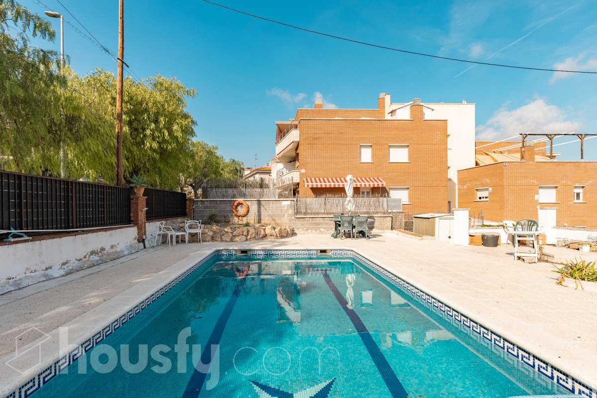Housfy vende este amplio piso en Segur de Calafell, una vivienda que destaca por su amplitud, su distribución versátil y sus agradables espacios exteriores, ideal para quienes buscan comodidad y espacio para toda la familia. Con 120 m² útiles, la vivienda ofrece una distribución que incluye un salón-comedor, cocina equipada, 6 dormitorios y 3 baños. Destacan especialmente sus tres suites con baño privado, que aportan un extra de privacidad y comodidad, así como la posibilidad de disponer de espacios adicionales para teletrabajar, recibir invitados o adaptarlos a las necesidades de cada familia. En el exterior, la propiedad cuenta con un balcón con vistas al mar, una amplia terraza con zona de barbacoa, perfecta para disfrutar de comidas al aire libre y reuniones con familiares y amigos, y un patio ajardinado que ofrece un agradable espacio para relajarse. Además, la vivienda permite disfrutar de las zonas comunitarias, que incluyen piscina y jardín. Para completar sus prestaciones, dispone de dos plazas de garaje y un trastero de gran capacidad, ideales para ganar comodidad y espacio de almacenamiento. El inmueble cuenta con cédula de habitabilidad y reúne características muy atractivas para quienes buscan una vivienda espaciosa, con vistas al mar y diferentes ambientes para disfrutar tanto del interior como del exterior. Contacta con Housfy para obtener más información y concertar una visita. ¡Descubre todo lo que esta vivienda puede ofrecerte! Zona y entorno Respecto a la ubicación, se sitúa en Segur de Calafell, municipio de Tarragona. Esta propiedad se encuentra cerca de transporte público, colegios, supermercados y farmacias. Aviso legal El precio de venta no incluye gastos de la compraventa como notaría, registro, impuestos, ni tampoco honorarios agencia. Esta publicación no es vinculante. Consulta siempre la nota simple con Housfy antes de formalizar la compraventa. Sobre nosotros Housfy es la plataforma integral de servicios inmobiliarios. Nuestra combinación de expertos y tecnología pone al alcance de todo el mundo servicios cómodos, claros y seguros. AICAT número: 7922. Nos encargamos de la gestión y asesoramiento de la compra. ¡Olvídate de todo! Hacemos los trámites por ti. Y, si además necesitas financiación, ponemos a tu disposición un bróker hipotecario para ayudarte a conseguir las mejores condiciones para tu perfil económico. ¿Quieres visitarla? Contacta con Housfy y agenda tu visita sin compromiso. Más información en: housfy.com En cumplimiento de la Ley 8/2026 en Cataluña, el certificado de presencia o ausencia de amianto se encuentra en proceso de tramitación.-45