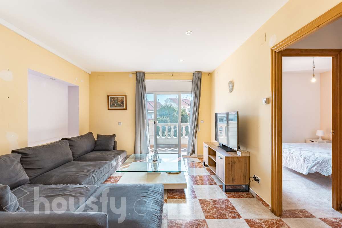 Housfy vende este amplio piso en Segur de Calafell, una vivienda que destaca por su amplitud, su distribución versátil y sus agradables espacios exteriores, ideal para quienes buscan comodidad y espacio para toda la familia. Con 120 m² útiles, la vivienda ofrece una distribución que incluye un salón-comedor, cocina equipada, 6 dormitorios y 3 baños. Destacan especialmente sus tres suites con baño privado, que aportan un extra de privacidad y comodidad, así como la posibilidad de disponer de espacios adicionales para teletrabajar, recibir invitados o adaptarlos a las necesidades de cada familia. En el exterior, la propiedad cuenta con un balcón con vistas al mar, una amplia terraza con zona de barbacoa, perfecta para disfrutar de comidas al aire libre y reuniones con familiares y amigos, y un patio ajardinado que ofrece un agradable espacio para relajarse. Además, la vivienda permite disfrutar de las zonas comunitarias, que incluyen piscina y jardín. Para completar sus prestaciones, dispone de dos plazas de garaje y un trastero de gran capacidad, ideales para ganar comodidad y espacio de almacenamiento. El inmueble cuenta con cédula de habitabilidad y reúne características muy atractivas para quienes buscan una vivienda espaciosa, con vistas al mar y diferentes ambientes para disfrutar tanto del interior como del exterior. Contacta con Housfy para obtener más información y concertar una visita. ¡Descubre todo lo que esta vivienda puede ofrecerte! Zona y entorno Respecto a la ubicación, se sitúa en Segur de Calafell, municipio de Tarragona. Esta propiedad se encuentra cerca de transporte público, colegios, supermercados y farmacias. Aviso legal El precio de venta no incluye gastos de la compraventa como notaría, registro, impuestos, ni tampoco honorarios agencia. Esta publicación no es vinculante. Consulta siempre la nota simple con Housfy antes de formalizar la compraventa. Sobre nosotros Housfy es la plataforma integral de servicios inmobiliarios. Nuestra combinación de expertos y tecnología pone al alcance de todo el mundo servicios cómodos, claros y seguros. AICAT número: 7922. Nos encargamos de la gestión y asesoramiento de la compra. ¡Olvídate de todo! Hacemos los trámites por ti. Y, si además necesitas financiación, ponemos a tu disposición un bróker hipotecario para ayudarte a conseguir las mejores condiciones para tu perfil económico. ¿Quieres visitarla? Contacta con Housfy y agenda tu visita sin compromiso. Más información en: housfy.com En cumplimiento de la Ley 8/2026 en Cataluña, el certificado de presencia o ausencia de amianto se encuentra en proceso de tramitación.-3